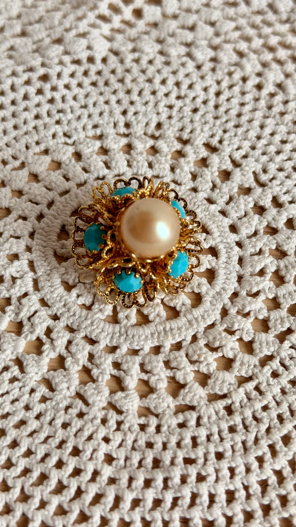 Orecchino singolo a clip con perla e strass azzurri