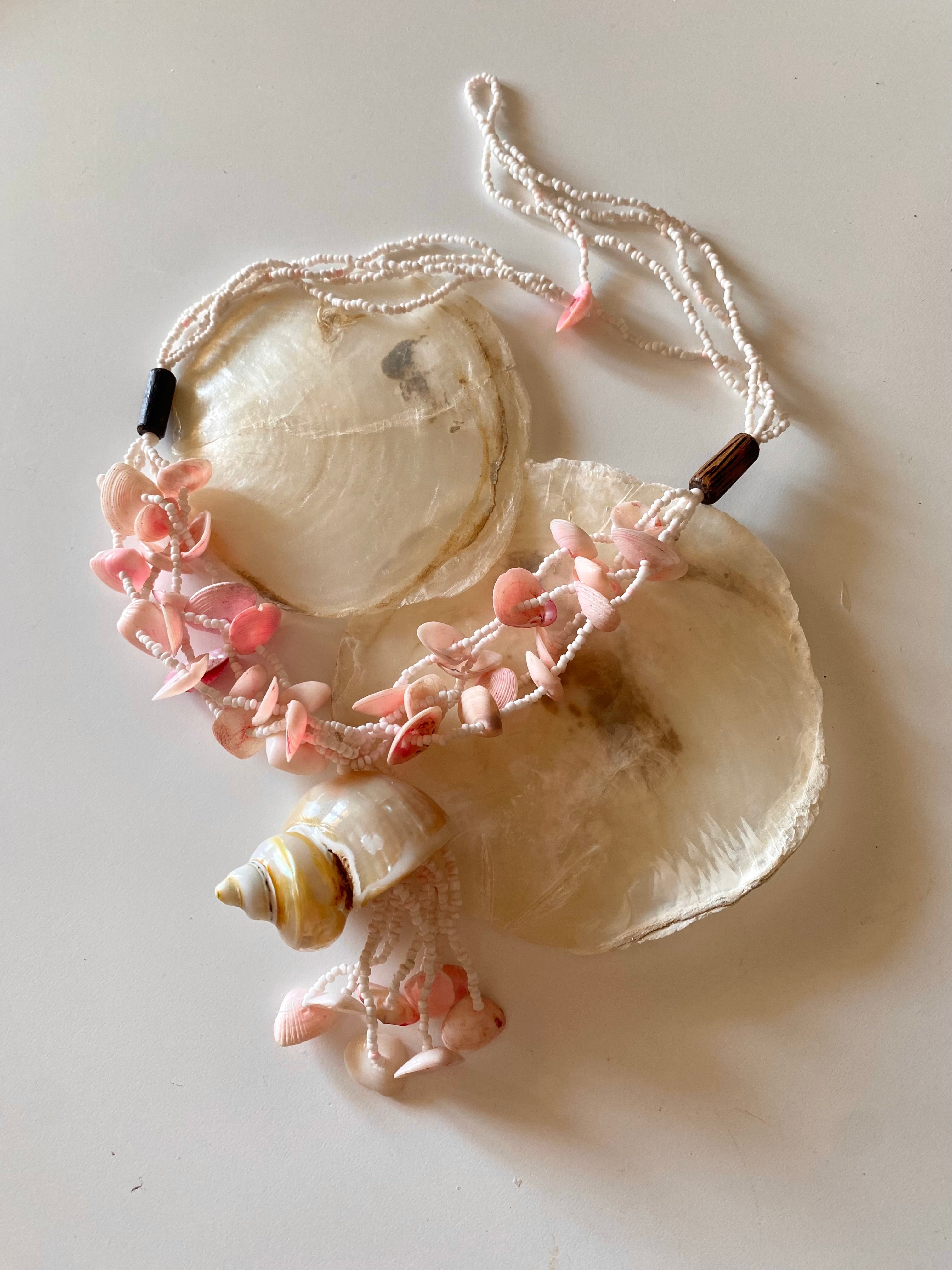 Marea collana con perle e conchiglie naturali