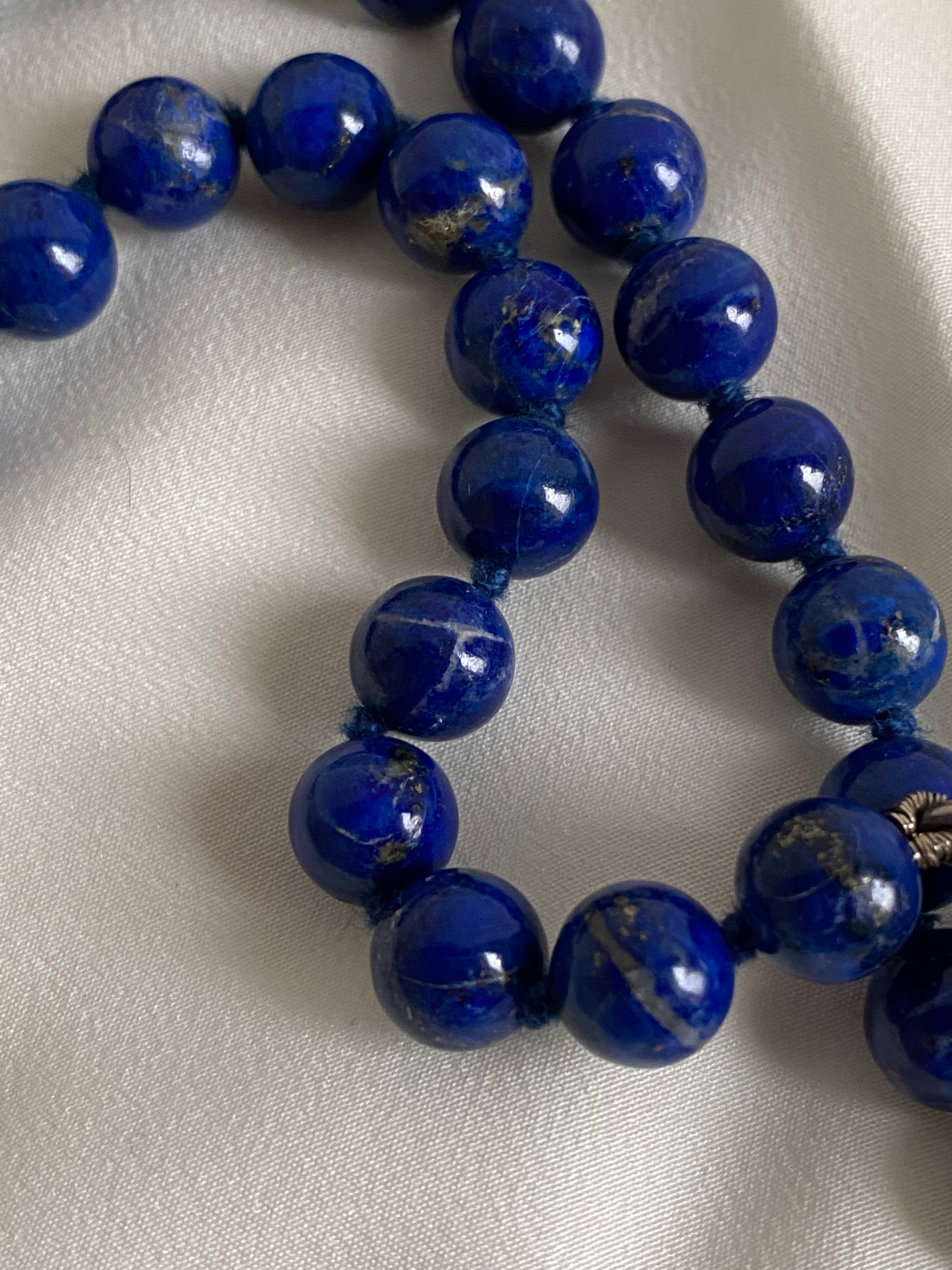 Collana in lapislazzuli con chiusura in pietra