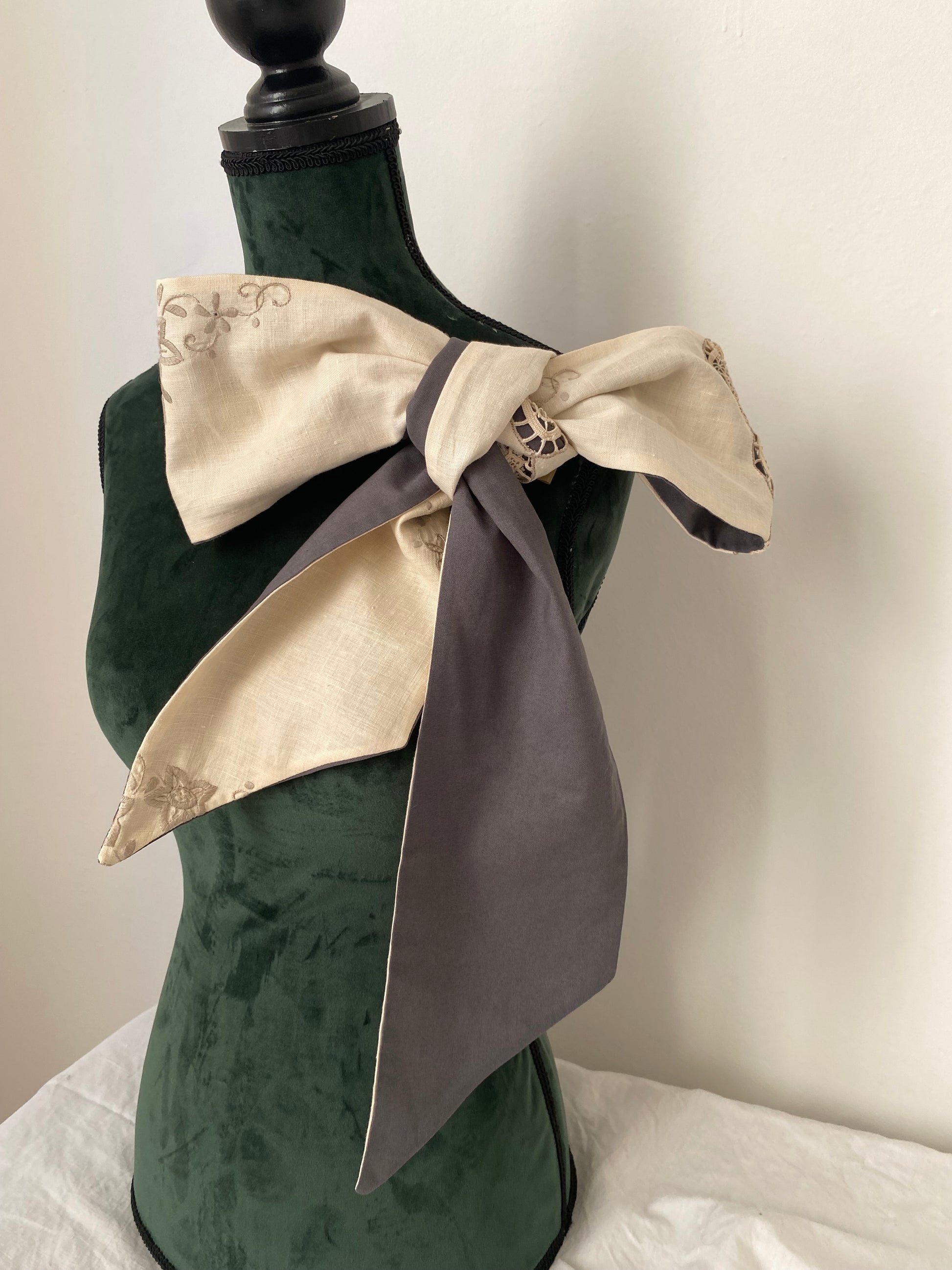 Fiocco sartoriale double face in puro cotone e ricami antichi