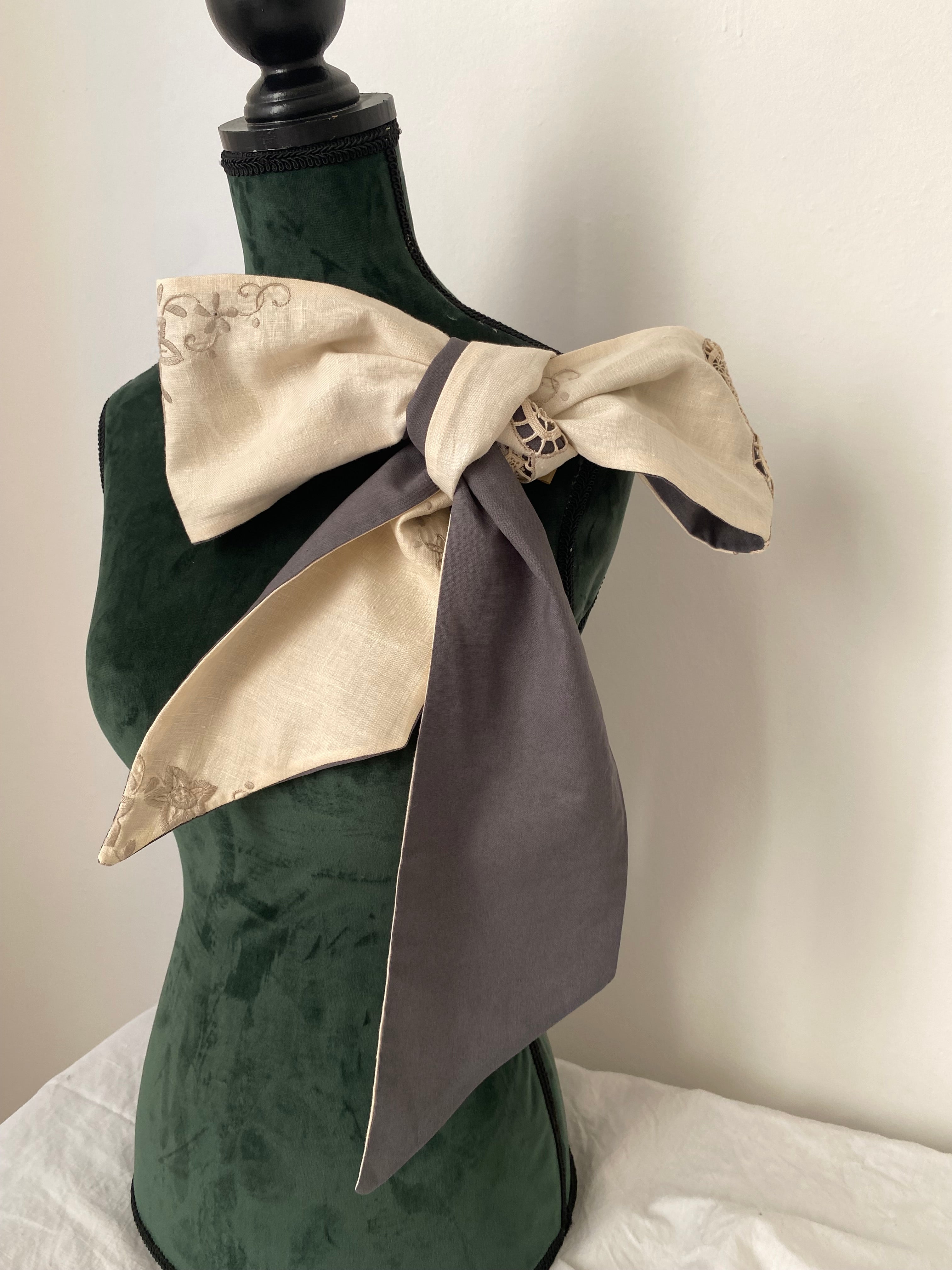 Double-sided sartorial bow in pure cotton and antique embroidery