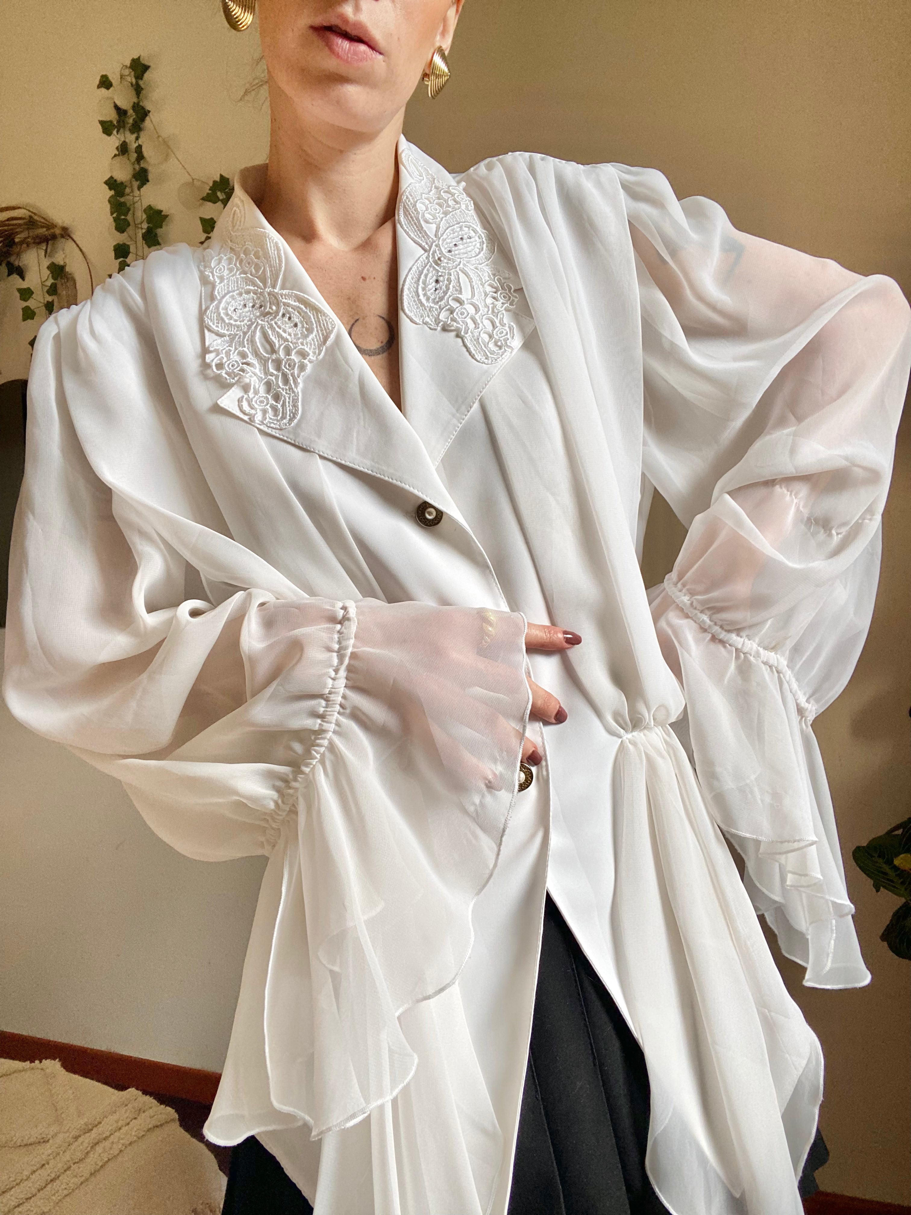 Blusa vittoriana con maniche a a pagoda e dettagli in pizzo