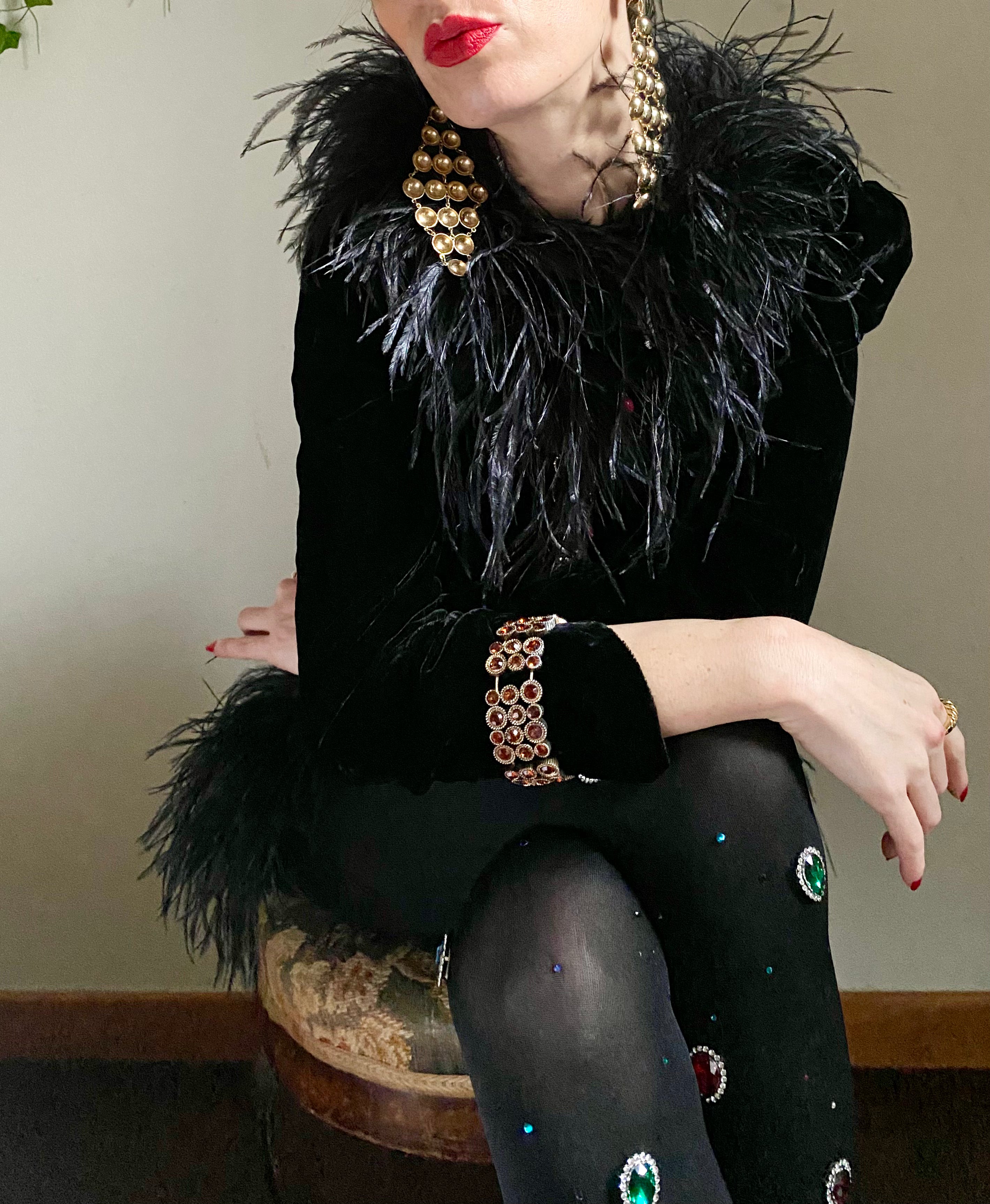 Abito capodanno a tubino in velluto con dettagli in piume