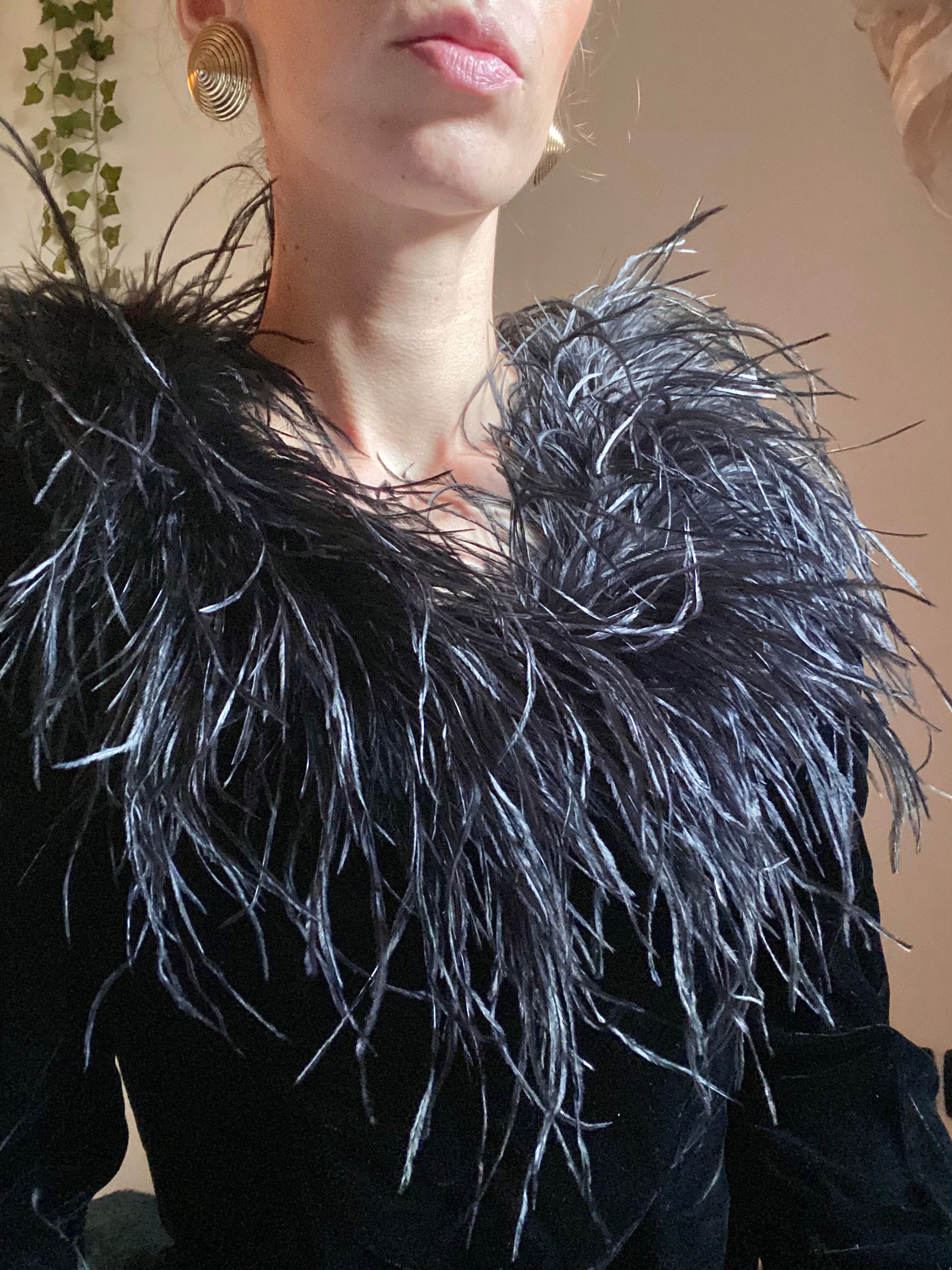 Abito capodanno a tubino in velluto con dettagli in piume