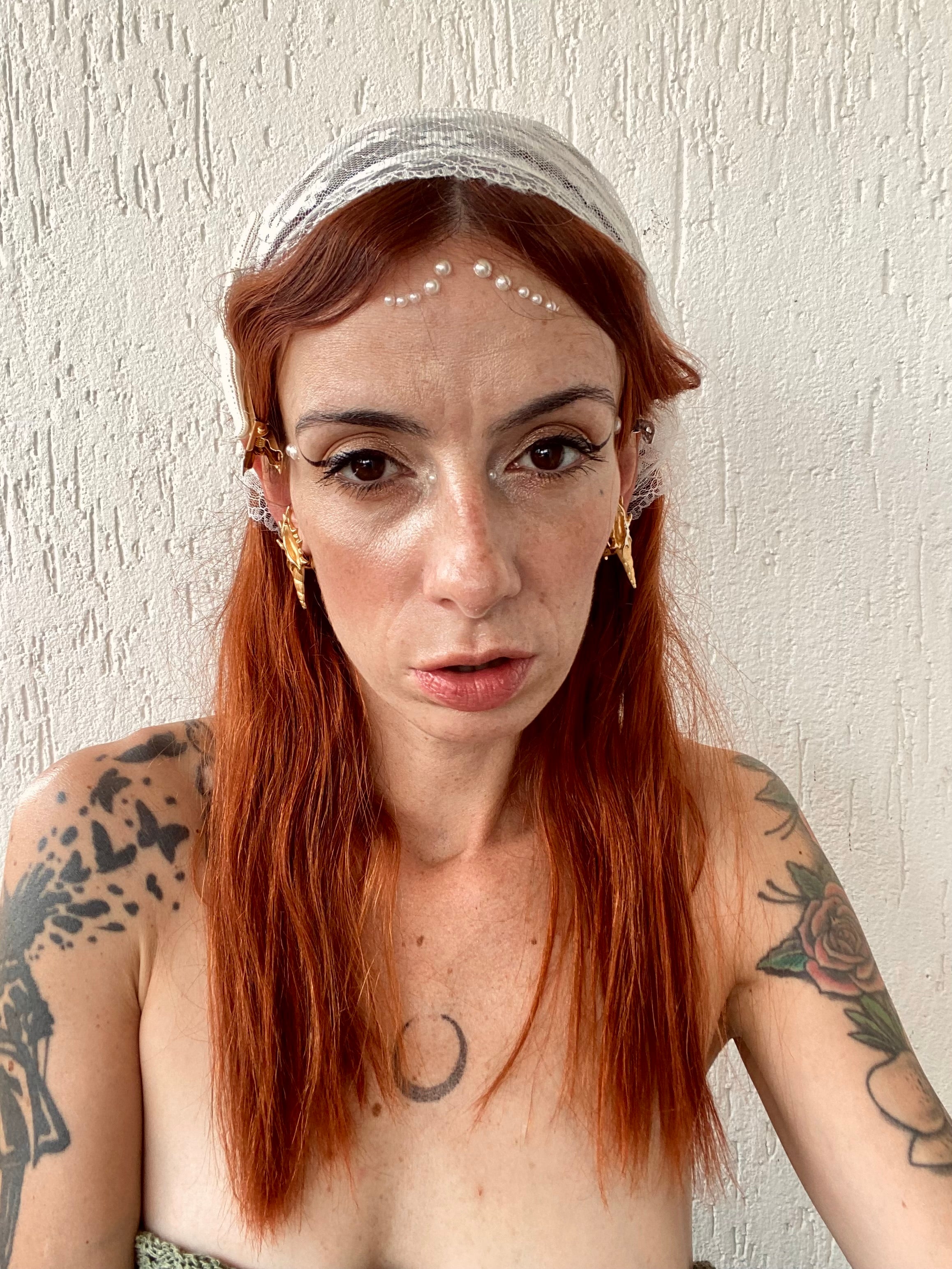 Teti orecchini a clip a conchiglia