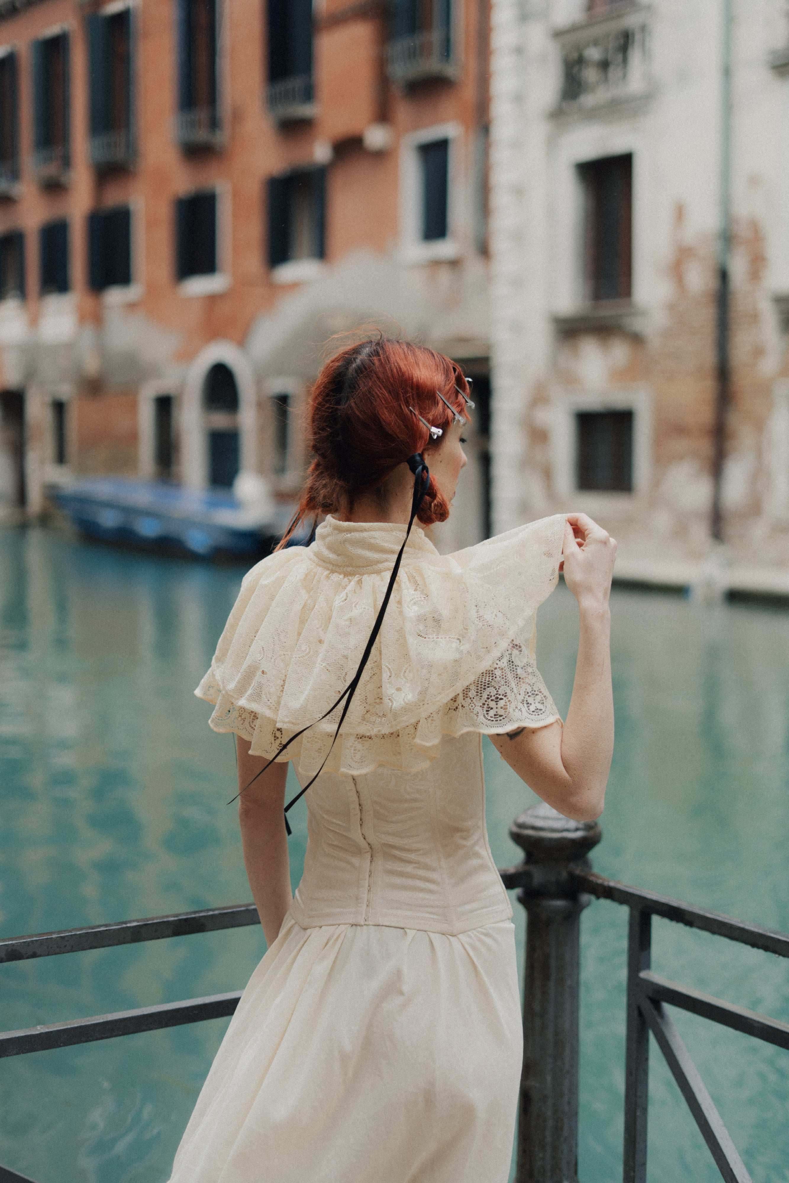 Mantellina stile vittoriano in pizzo antico veneziano pastello