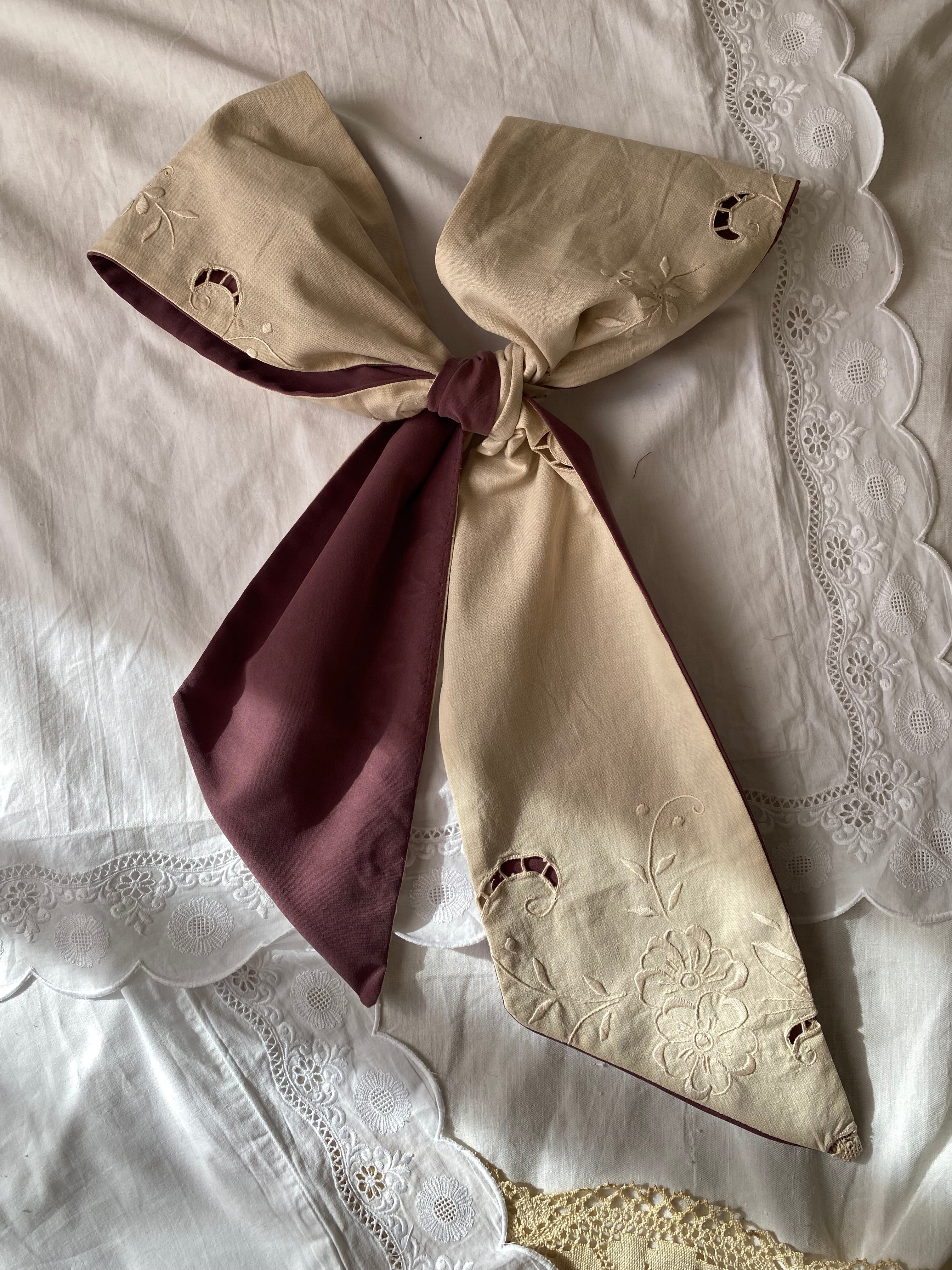 Fiocco sartoriale double face in seta e puro cotone con ricami antichi