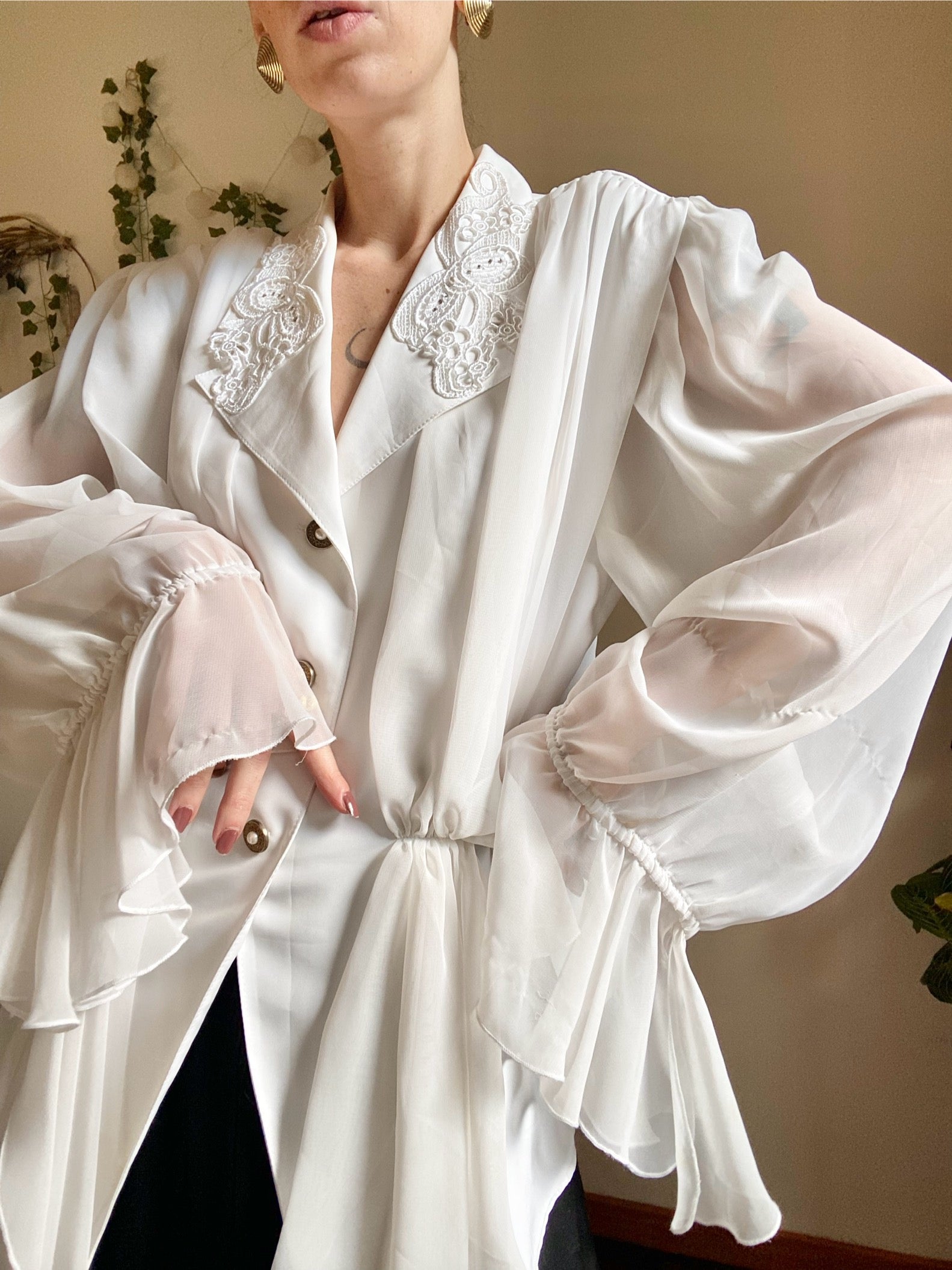 Blusa vittoriana con maniche a a pagoda e dettagli in pizzo