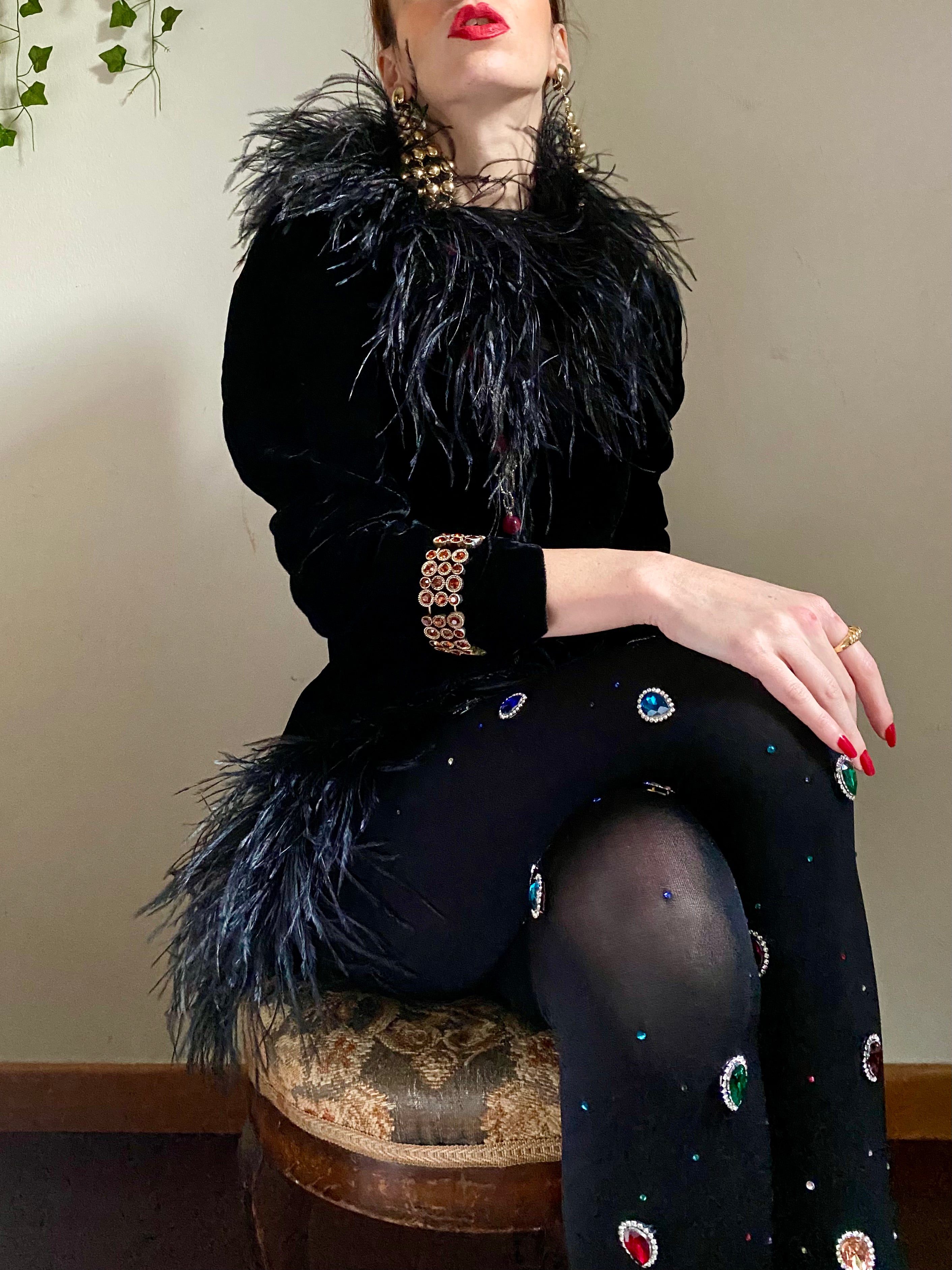 Abito capodanno a tubino in velluto con dettagli in piume