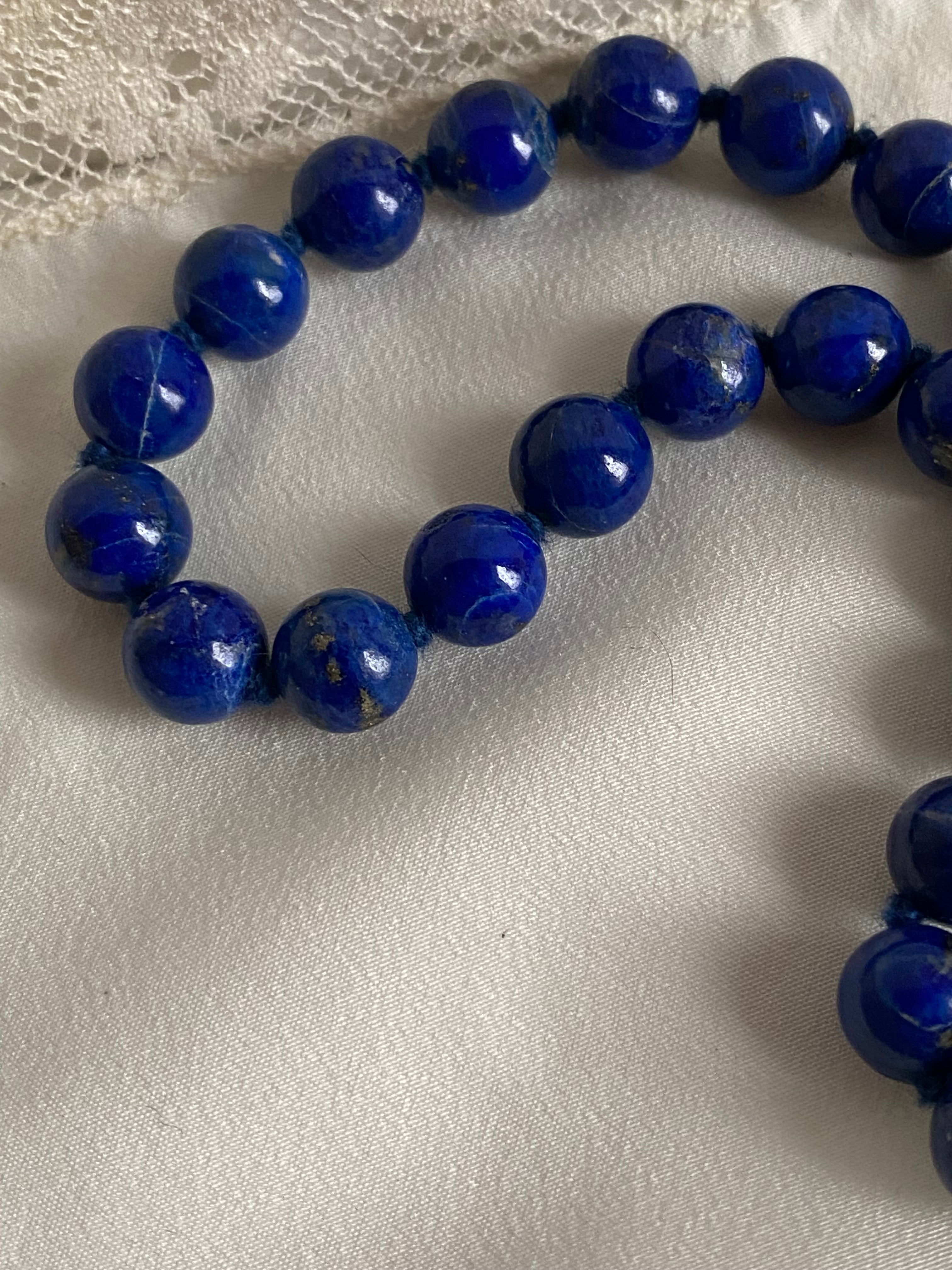 Collana in lapislazzuli con chiusura in pietra