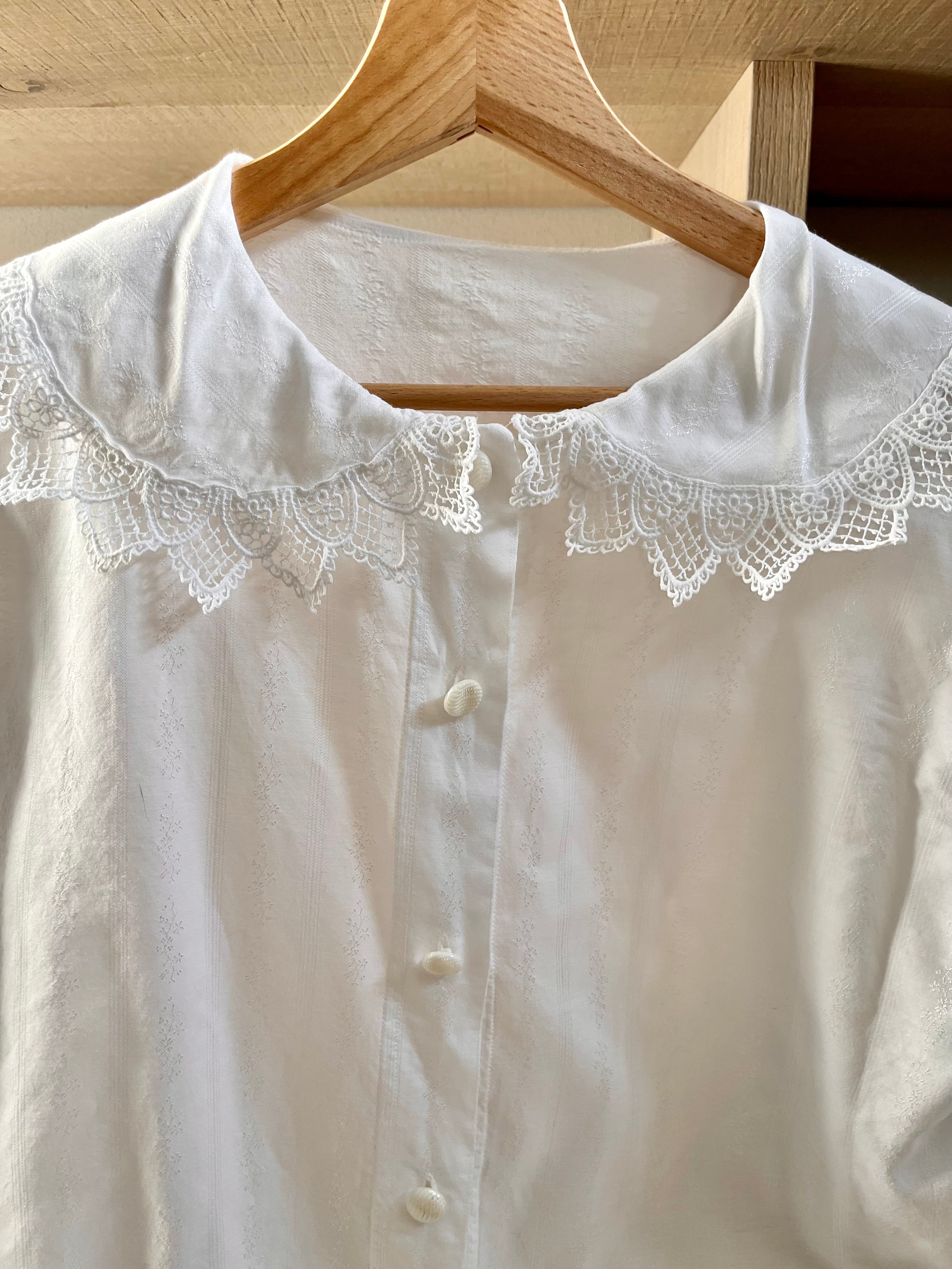 Shirt with lace and tatted collar