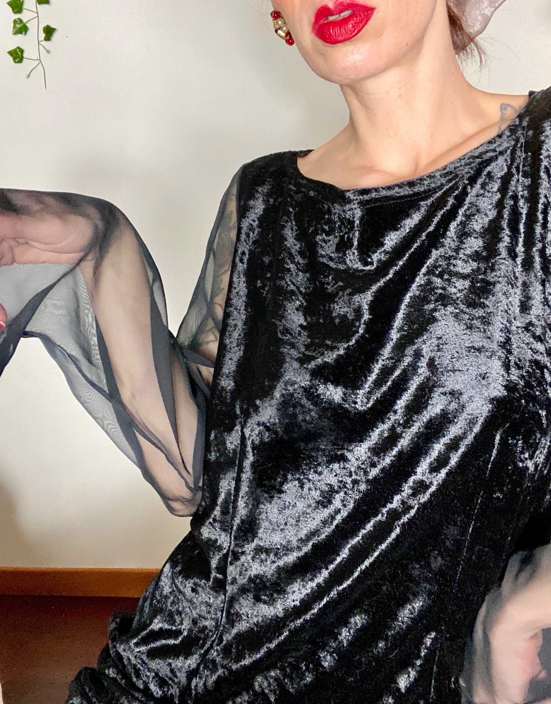 Tubino in velluto con maniche in velo