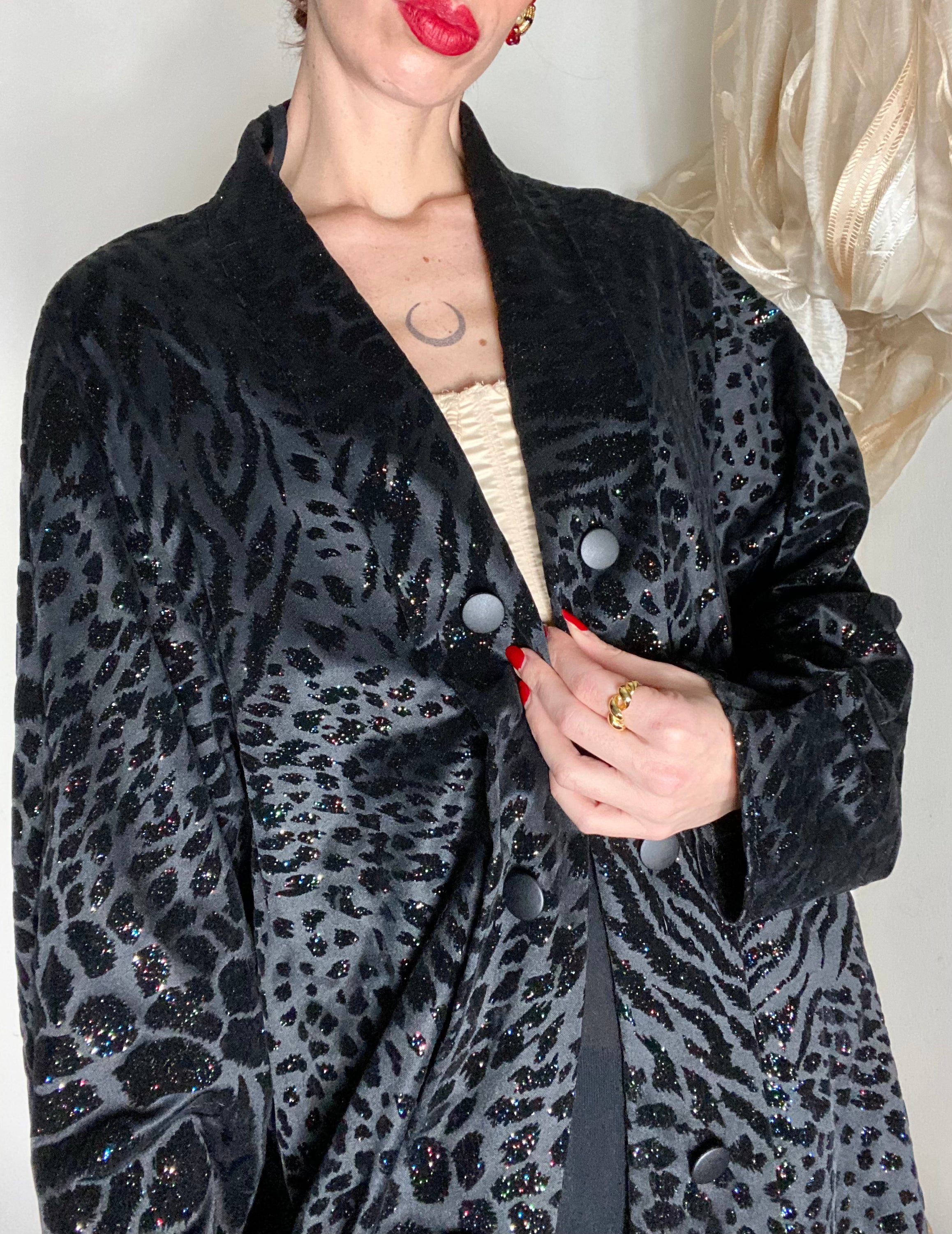 Blazer nero con dettagli maculati glitterati e collo sciallato