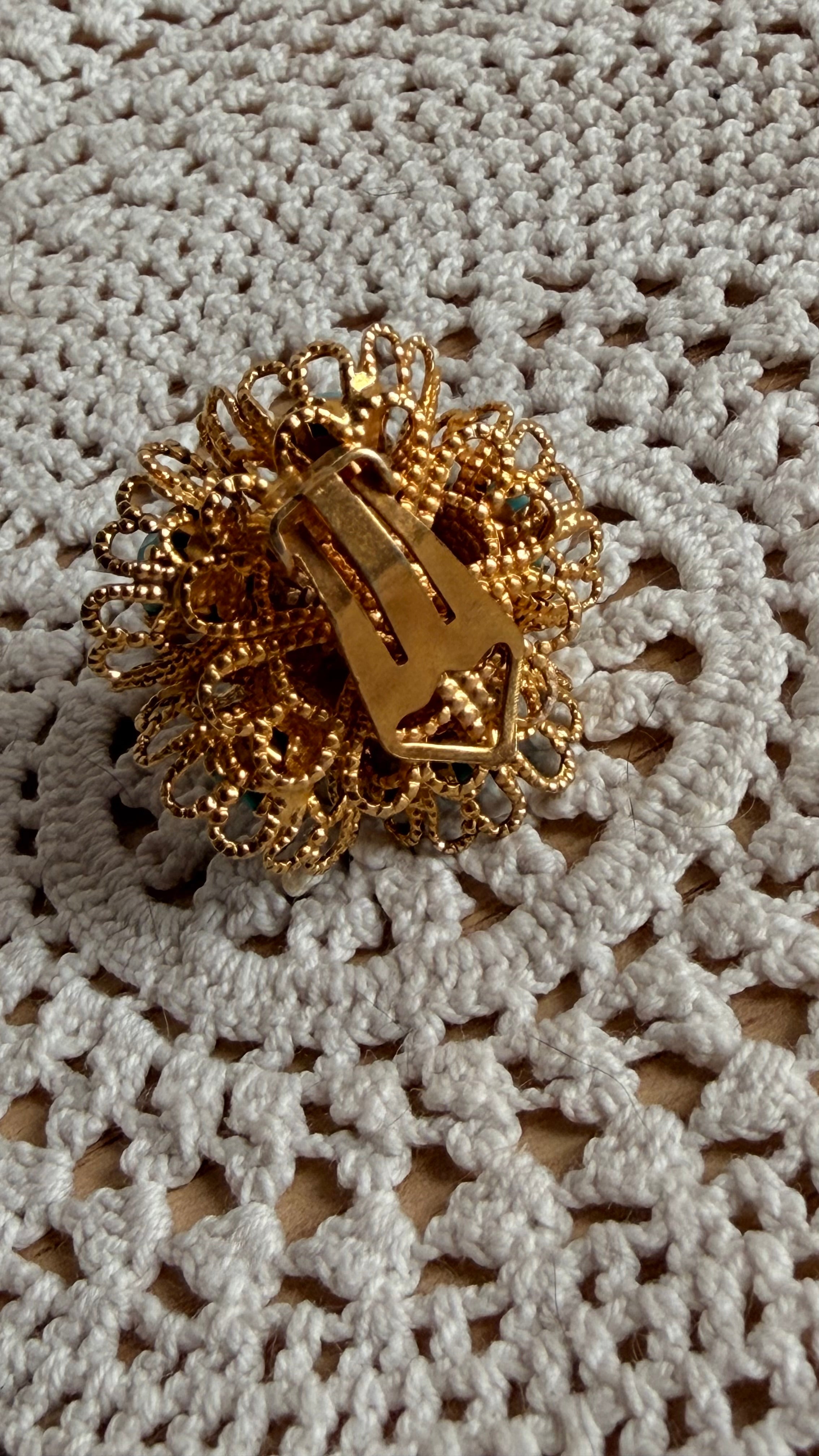 Orecchino singolo a clip con perla e strass azzurri