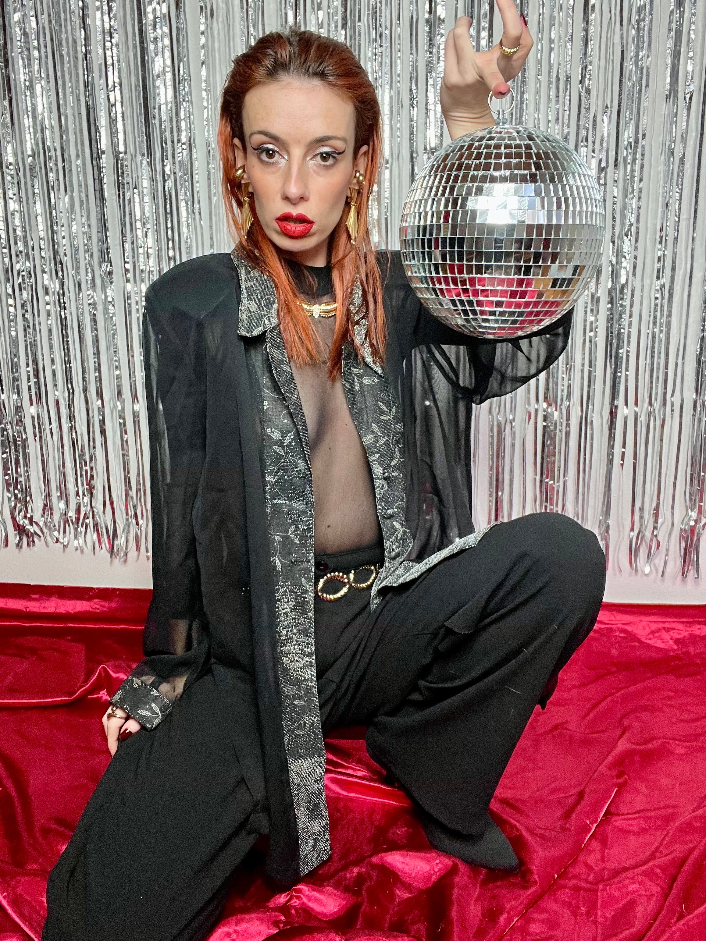 Camicia velata spalle larghe con dettagli argentati