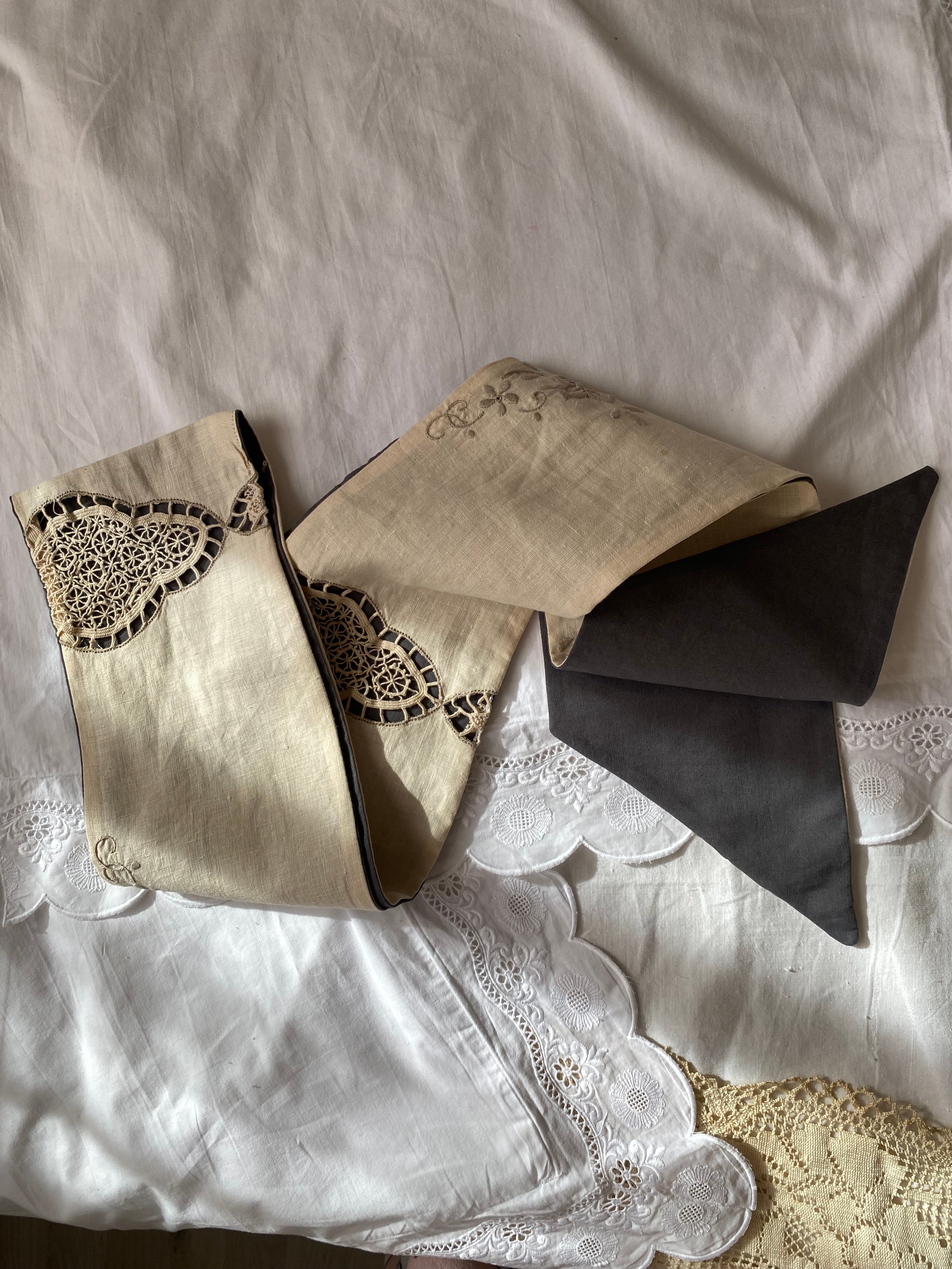 Double-sided sartorial bow in pure cotton and antique embroidery