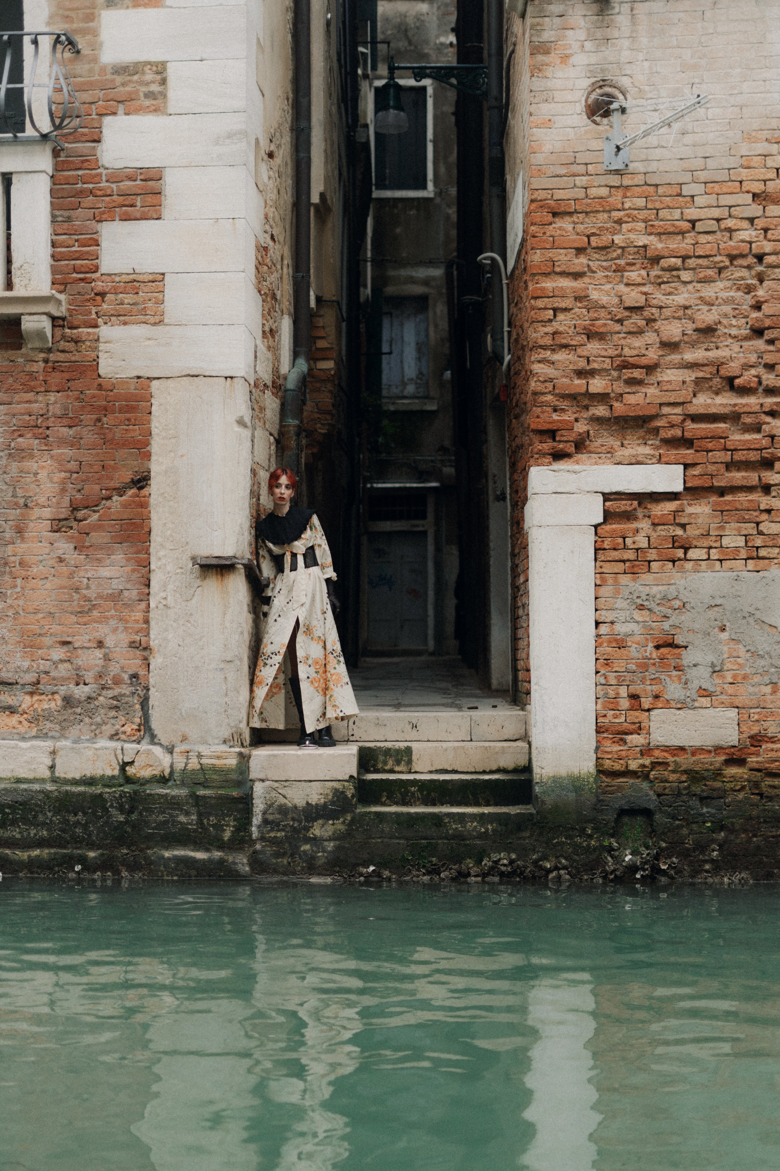 Pointed collar in silk and antique Venetian lace