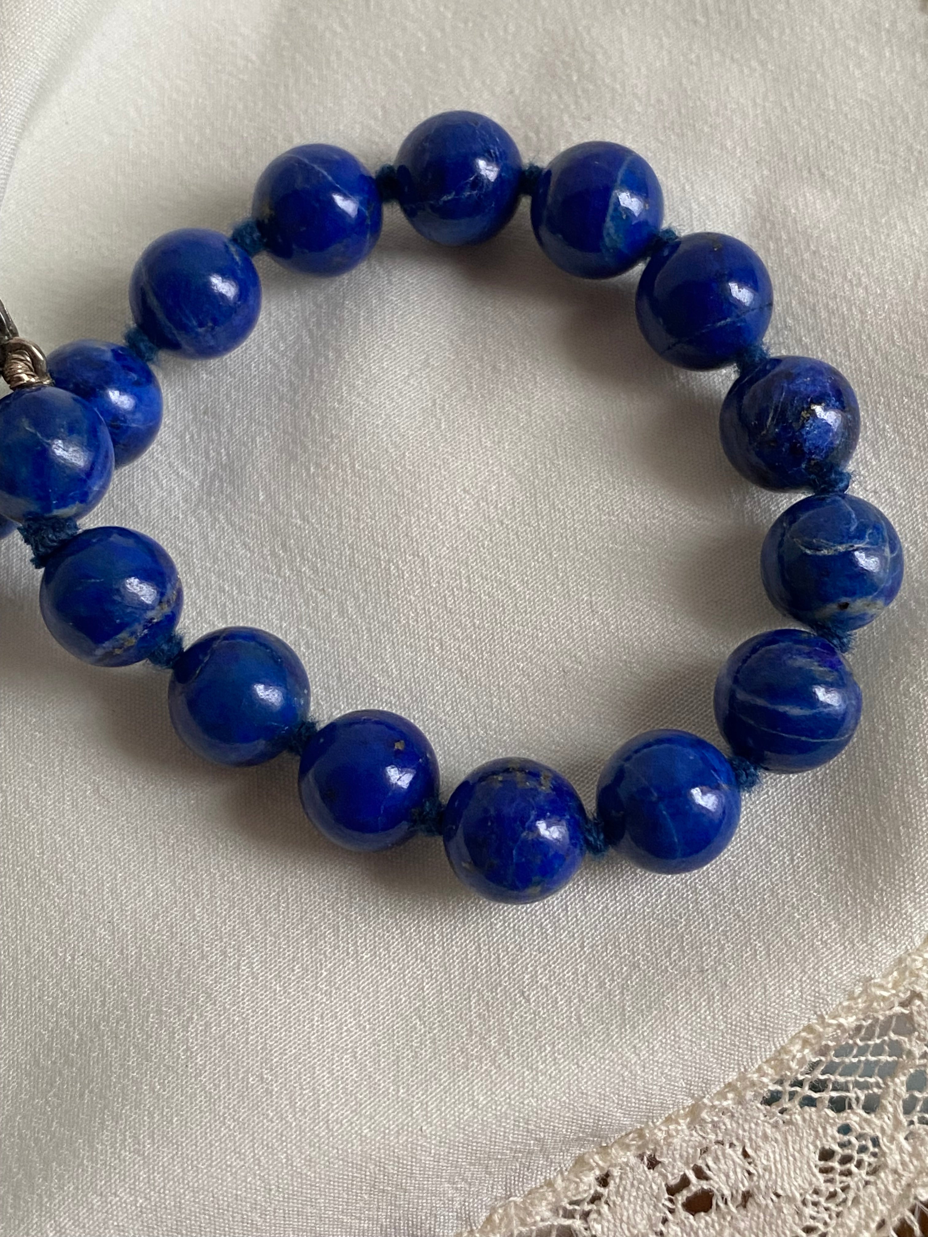 Collana in lapislazzuli con chiusura in pietra