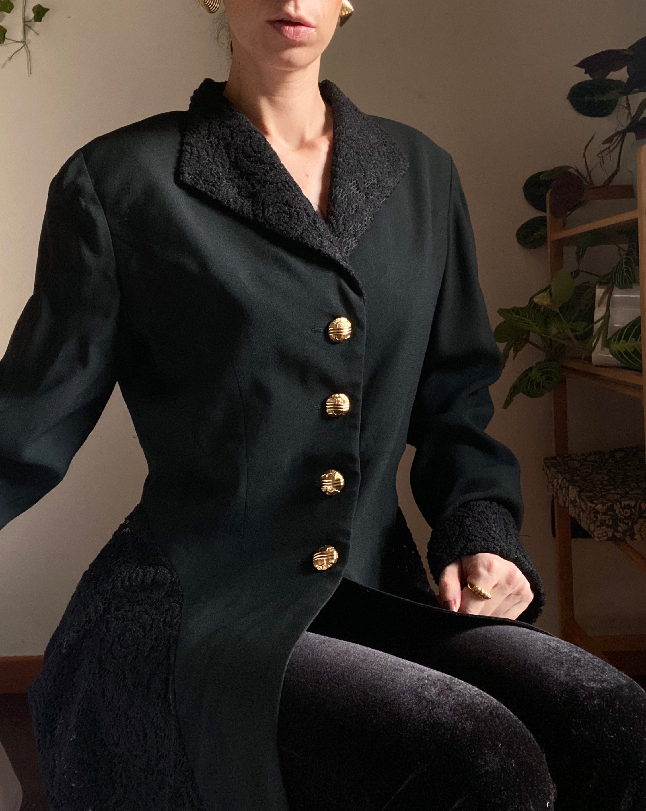 Blazer sfiancato con dettagli in pizzo e bottoni gioiello