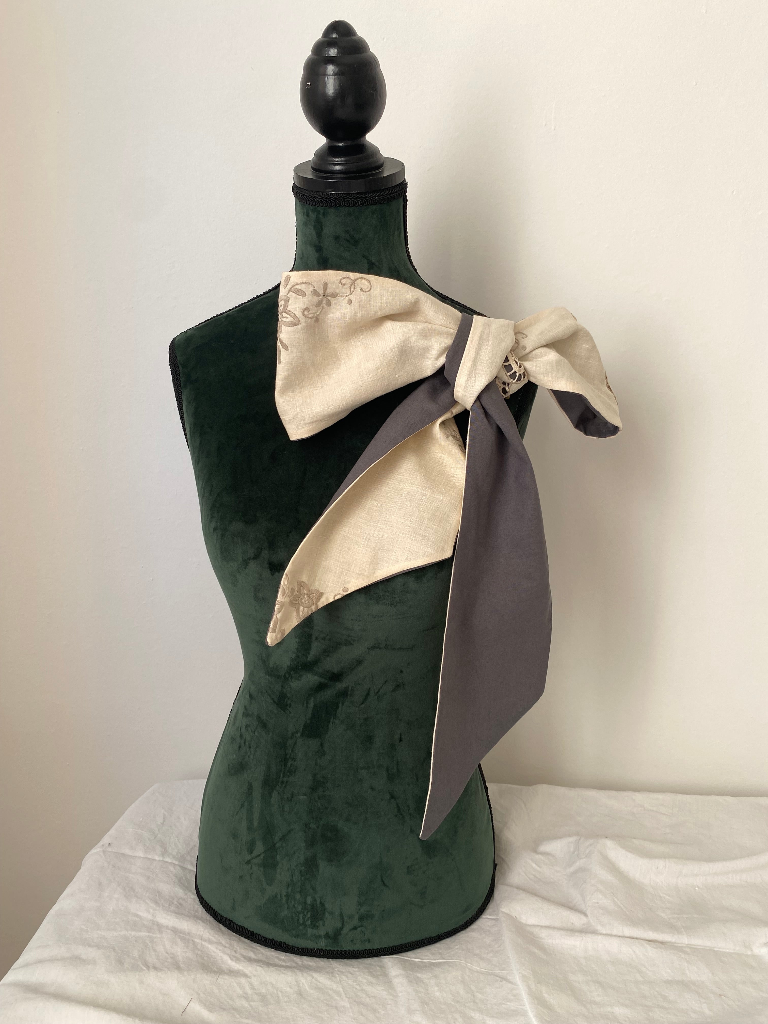 Double-sided sartorial bow in pure cotton and antique embroidery
