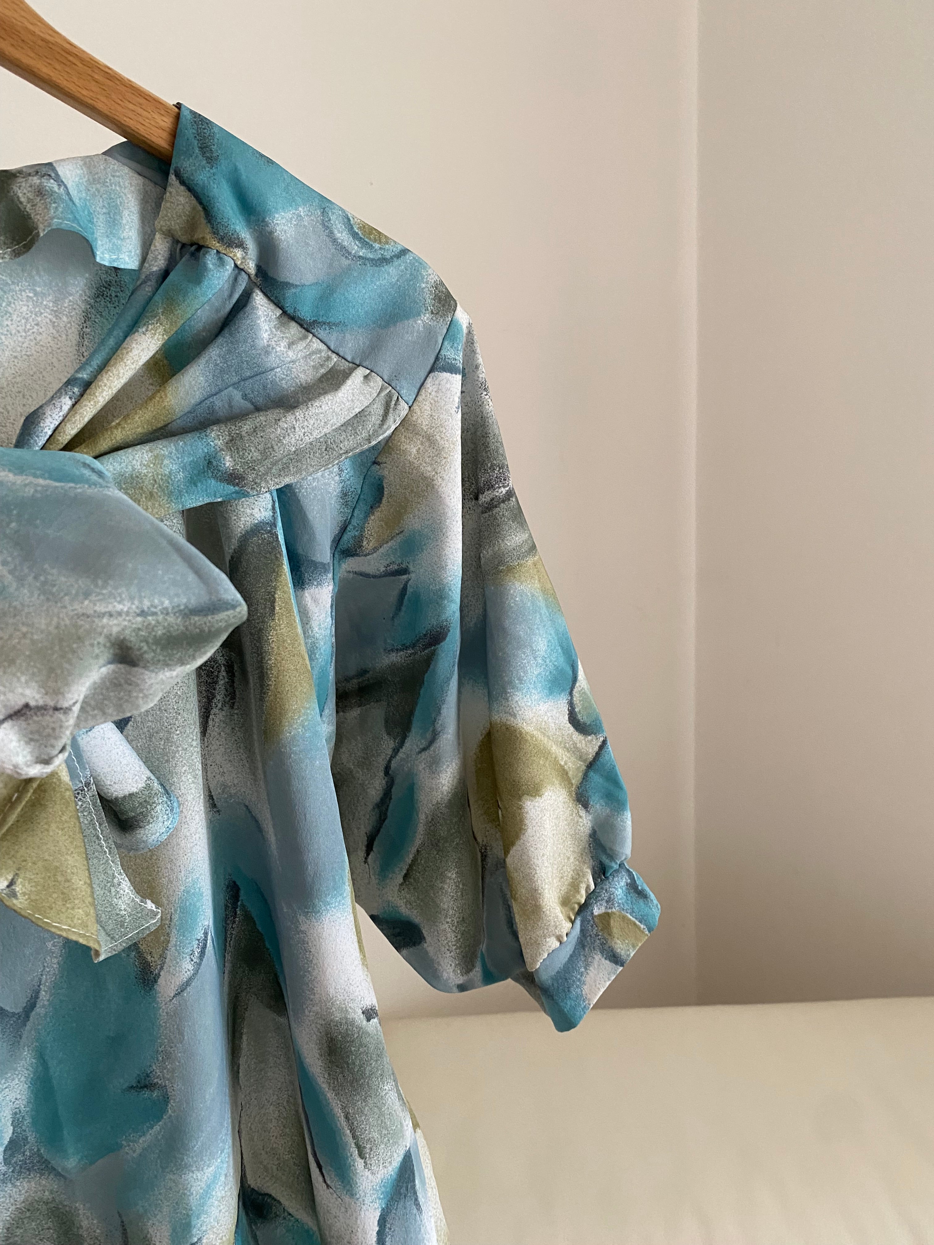 Abito floreale con maxi fiocco