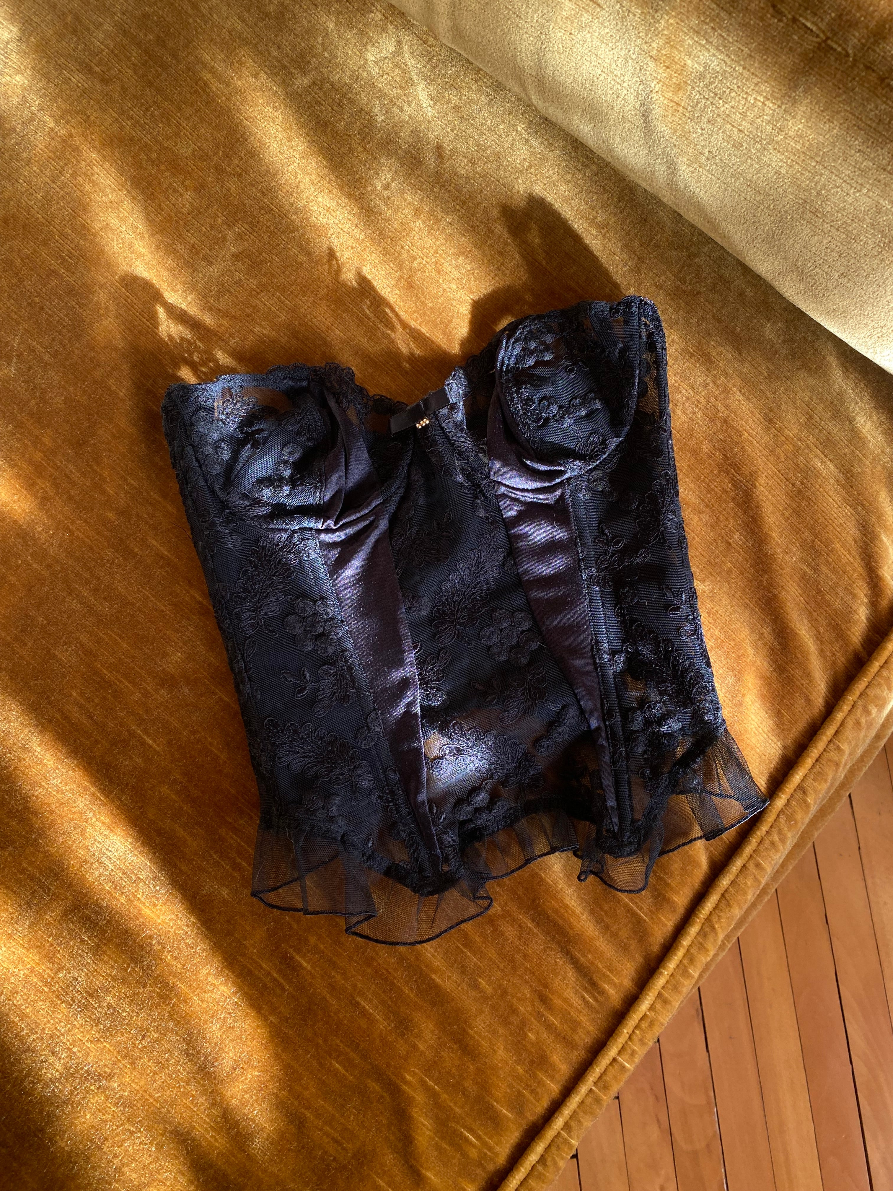 Corsetto nero rigido in pizzo