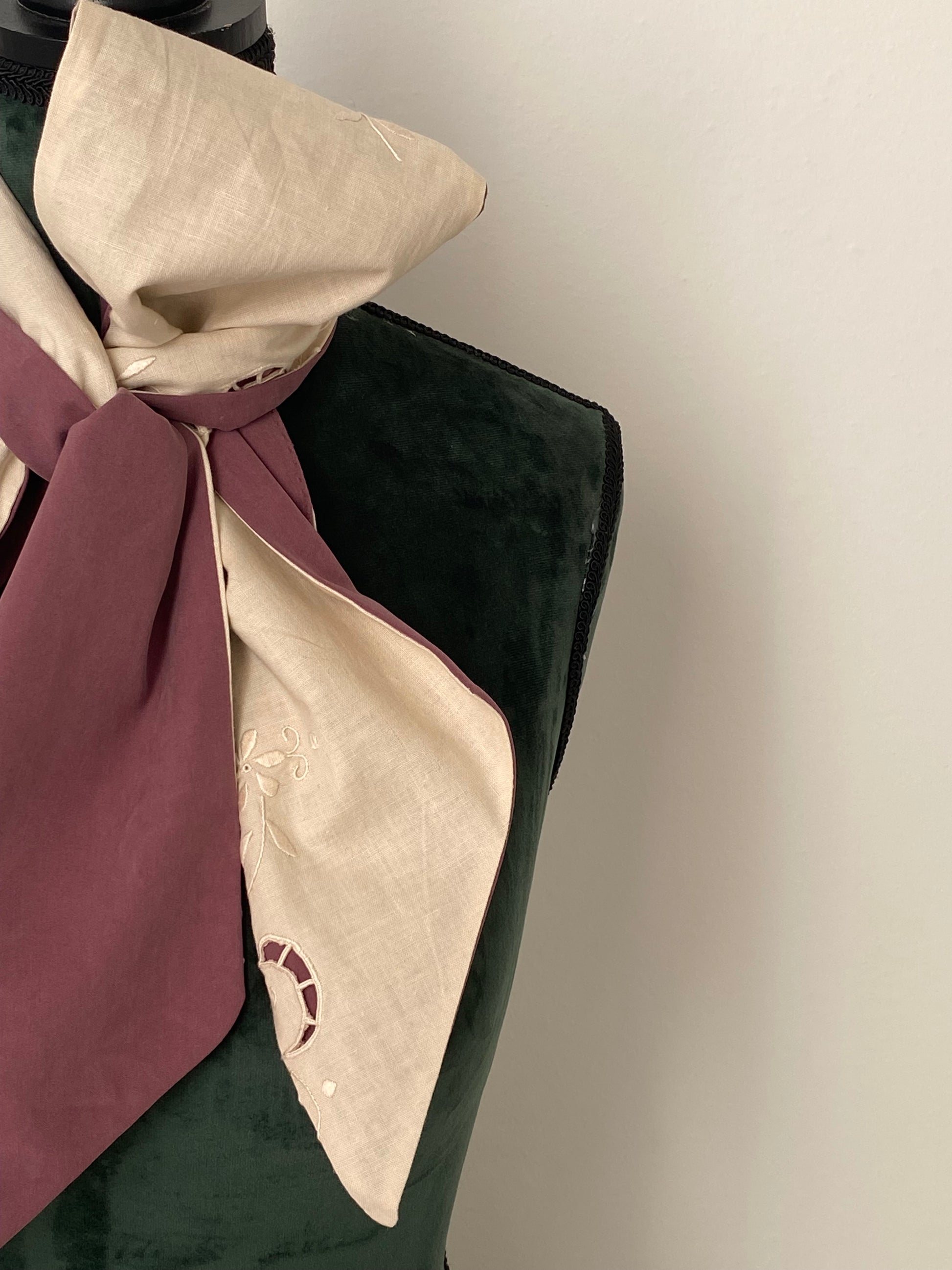 Fiocco sartoriale double face in seta e puro cotone con ricami antichi