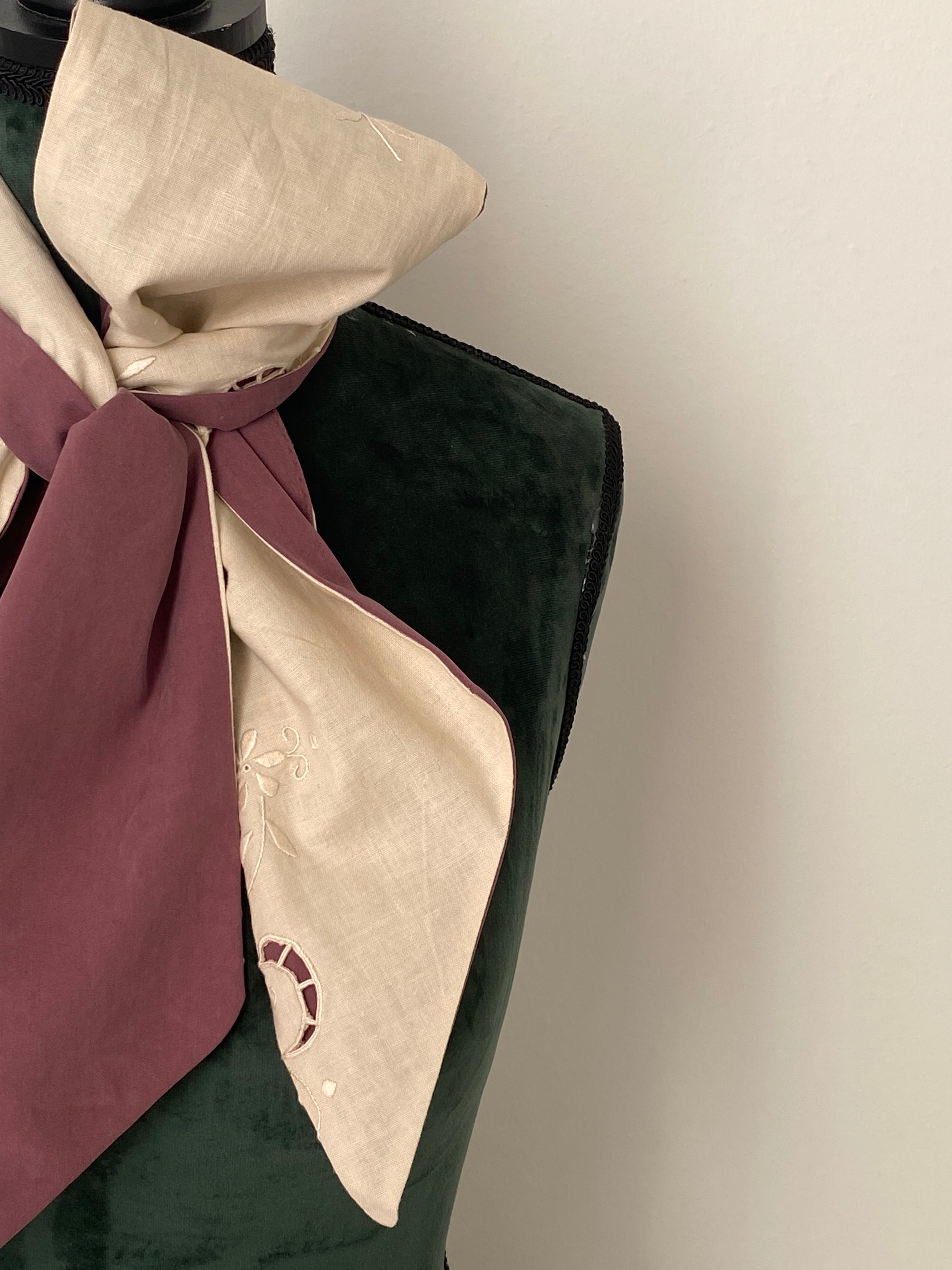 Double-sided sartorial bow in silk and pure cotton with antique embroidery