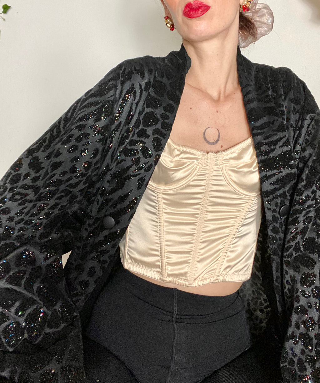 Blazer nero con dettagli maculati glitterati e collo sciallato