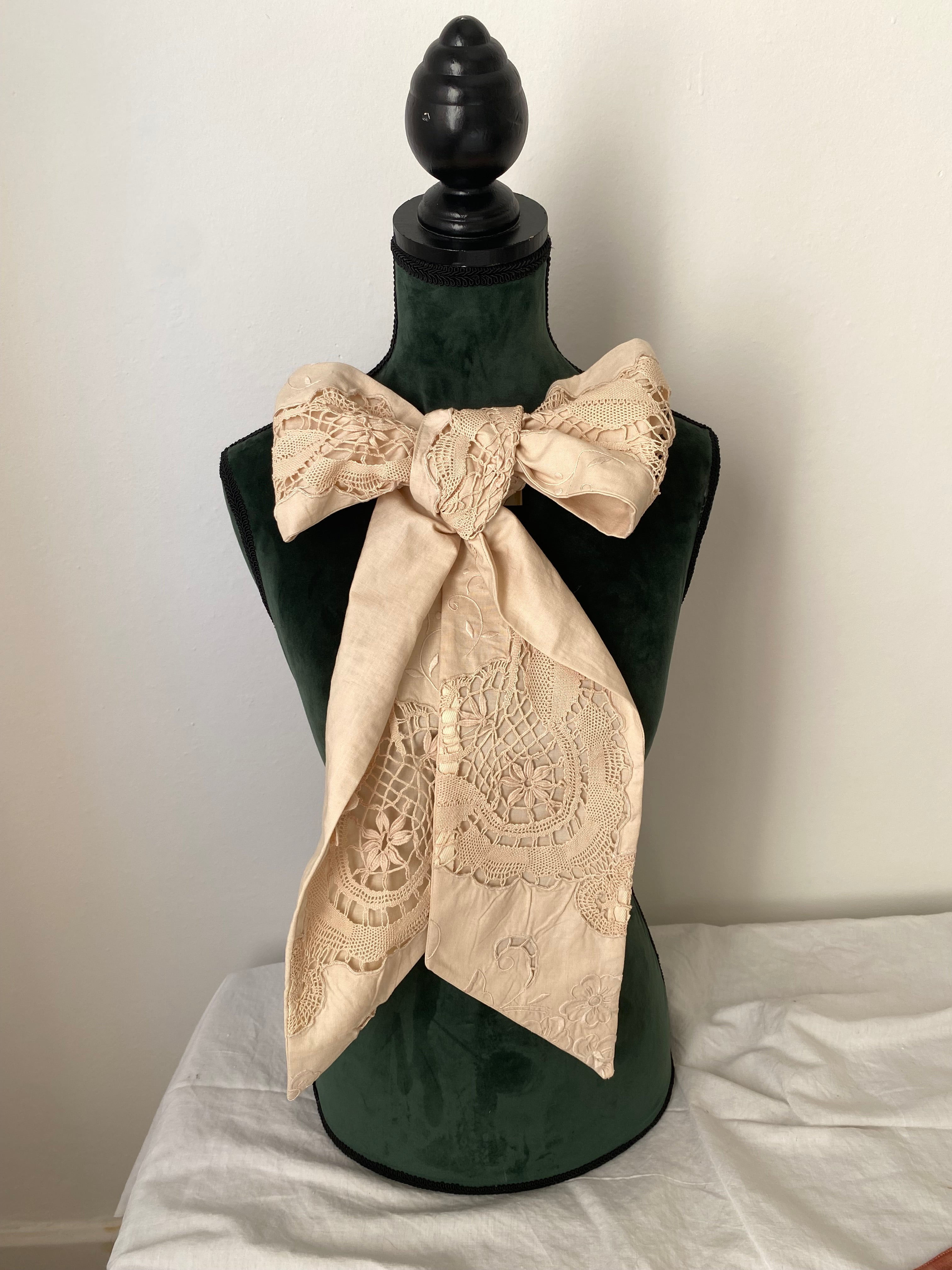 Fiocco sartoriale cipriato con ricami antichi