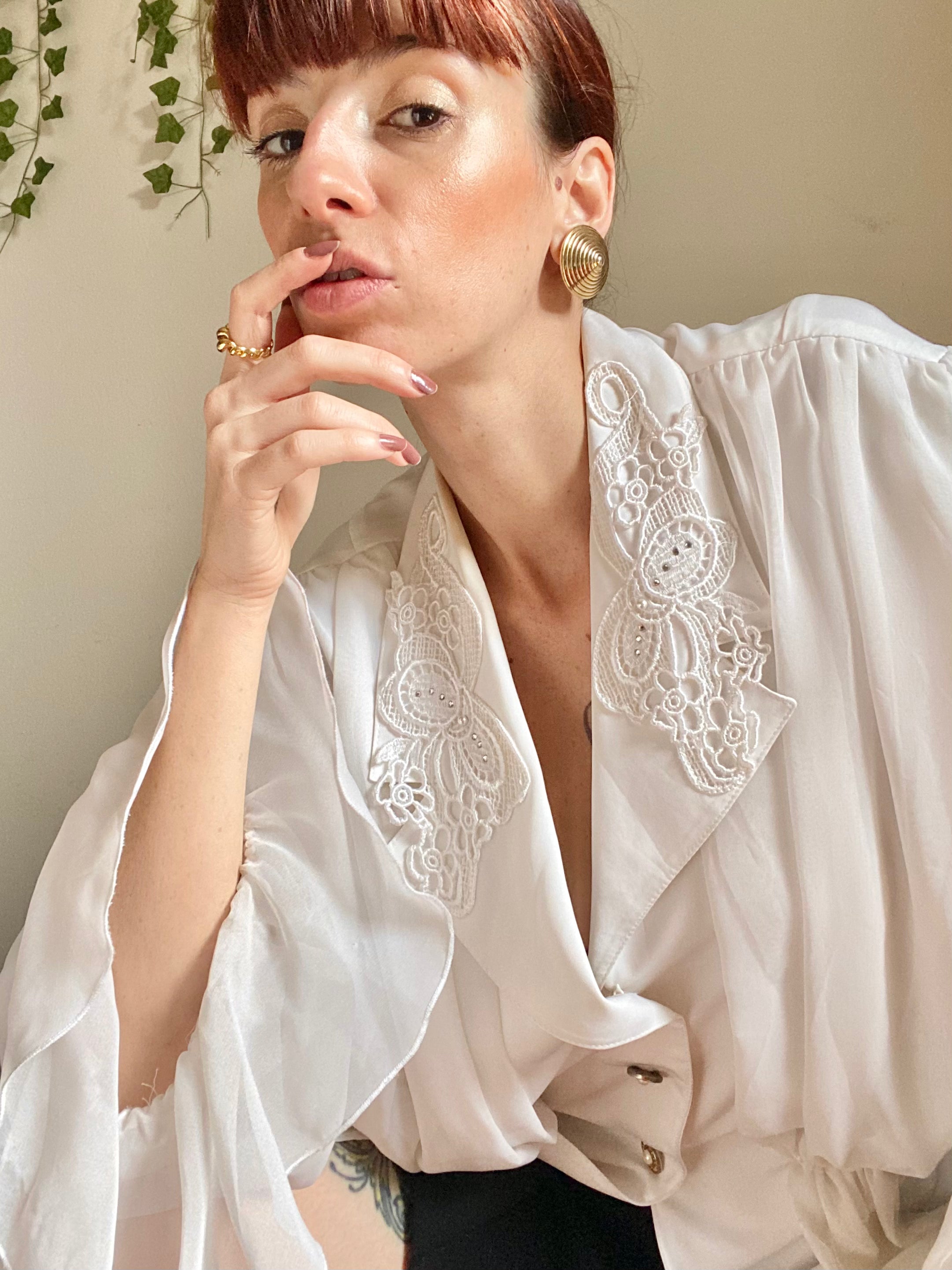 Blusa vittoriana con maniche a a pagoda e dettagli in pizzo