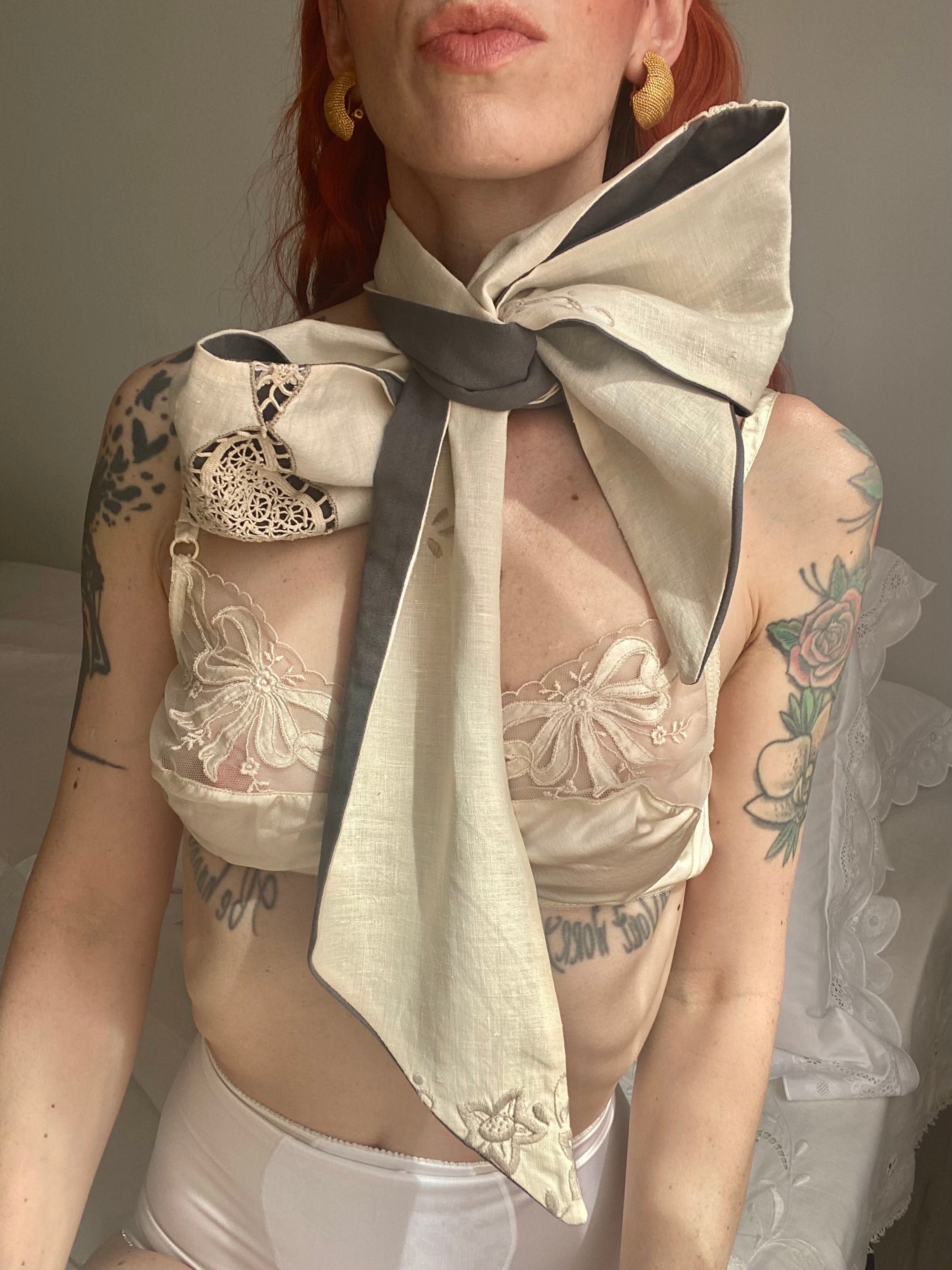 Fiocco sartoriale double face in puro cotone e ricami antichi