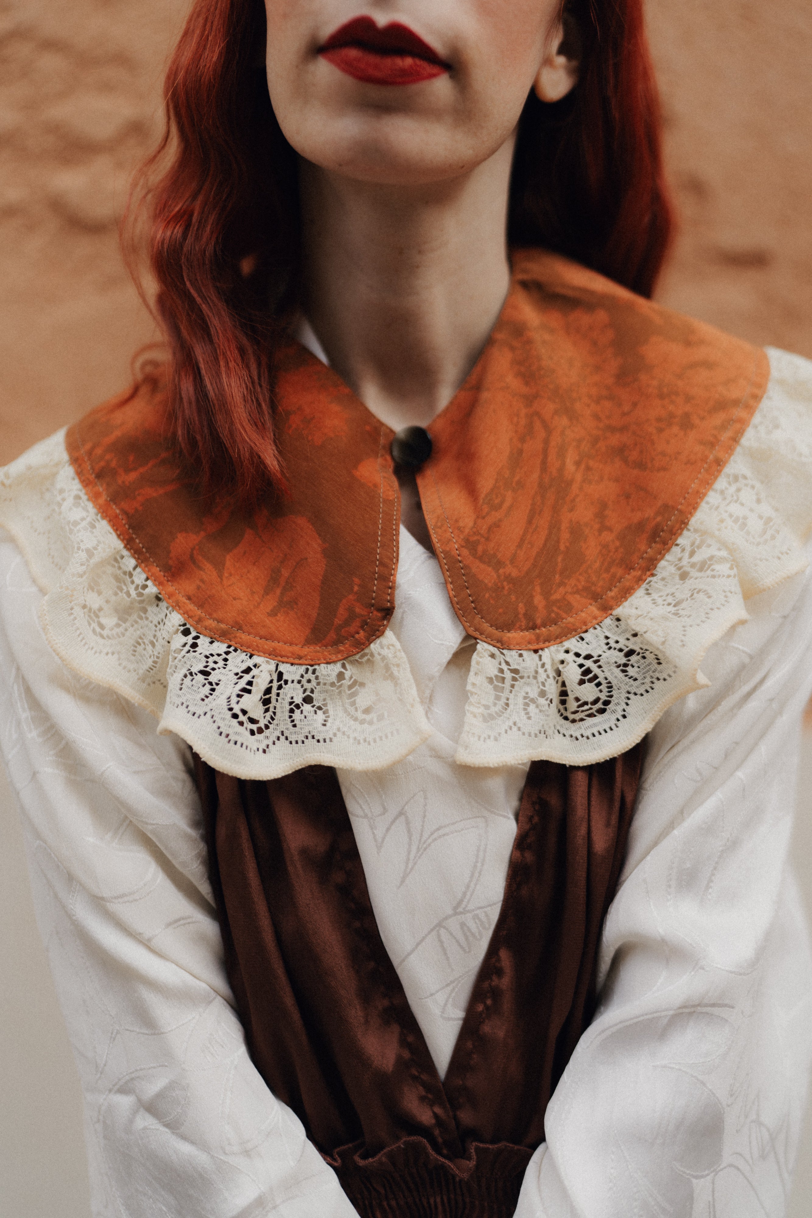 Colletto Peter Pan terracotta in seta e pizzo antico veneziano