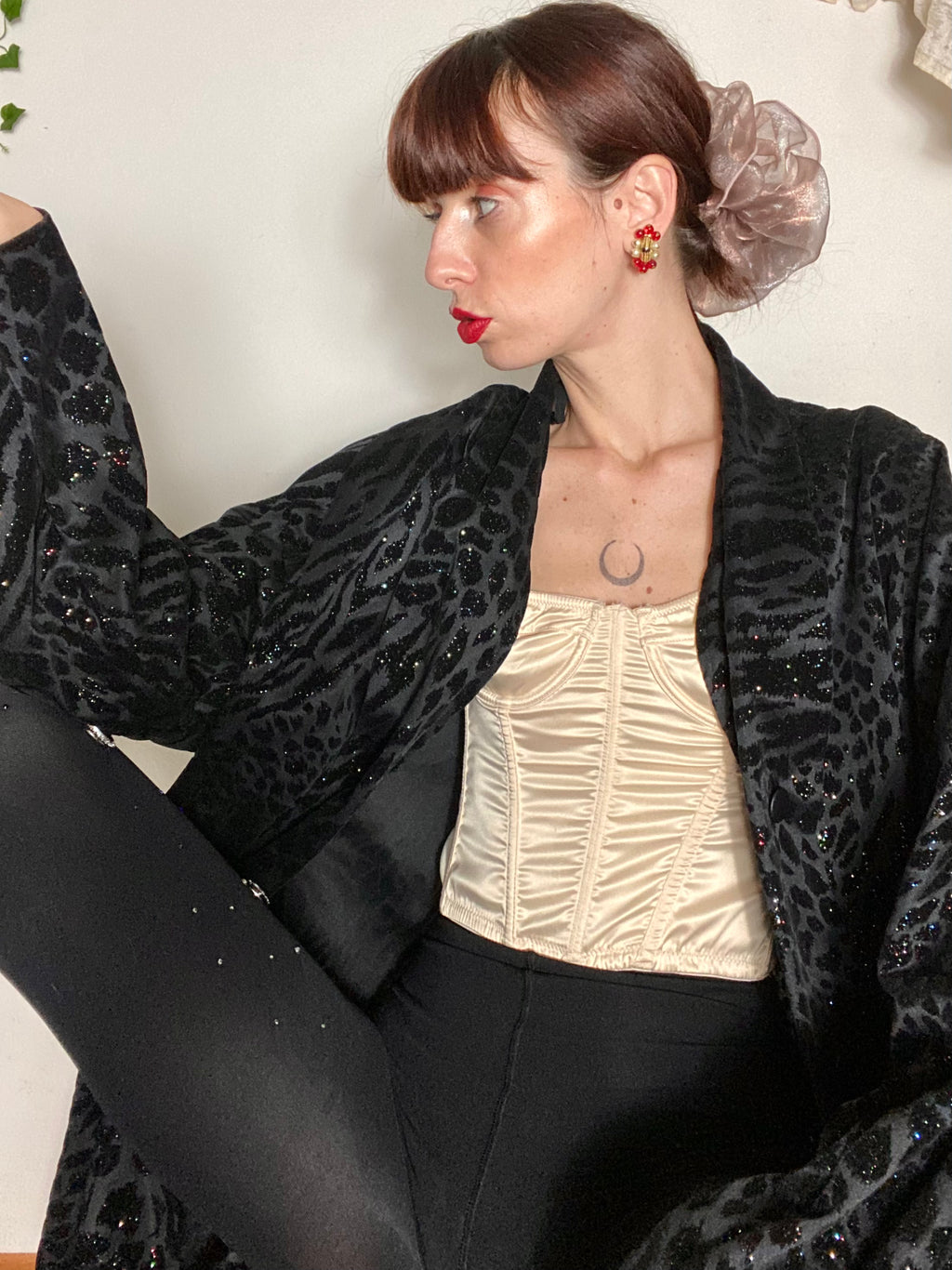 Blazer nero con dettagli maculati glitterati e collo sciallato