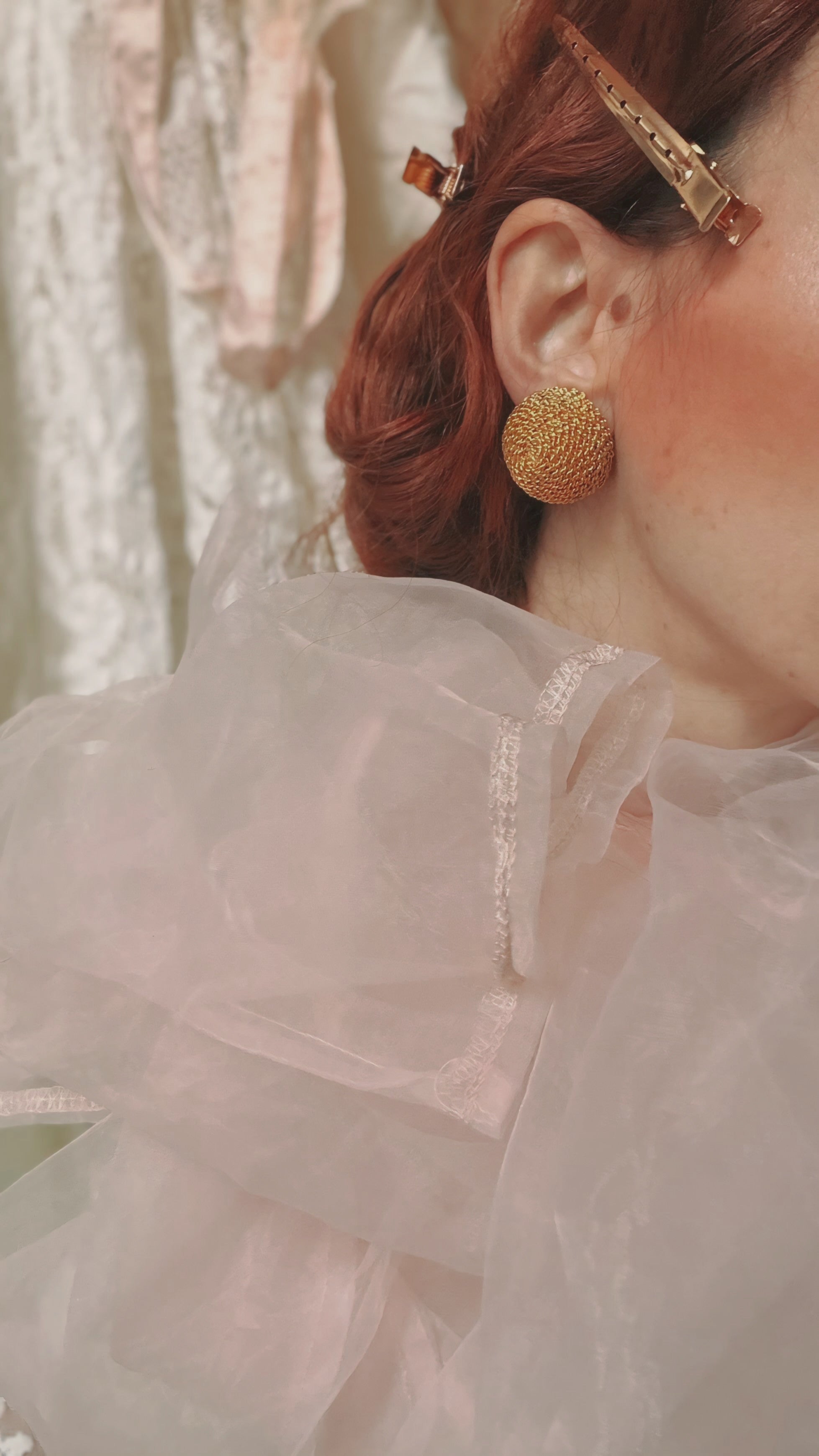 Orecchini a clip dorati a cupola