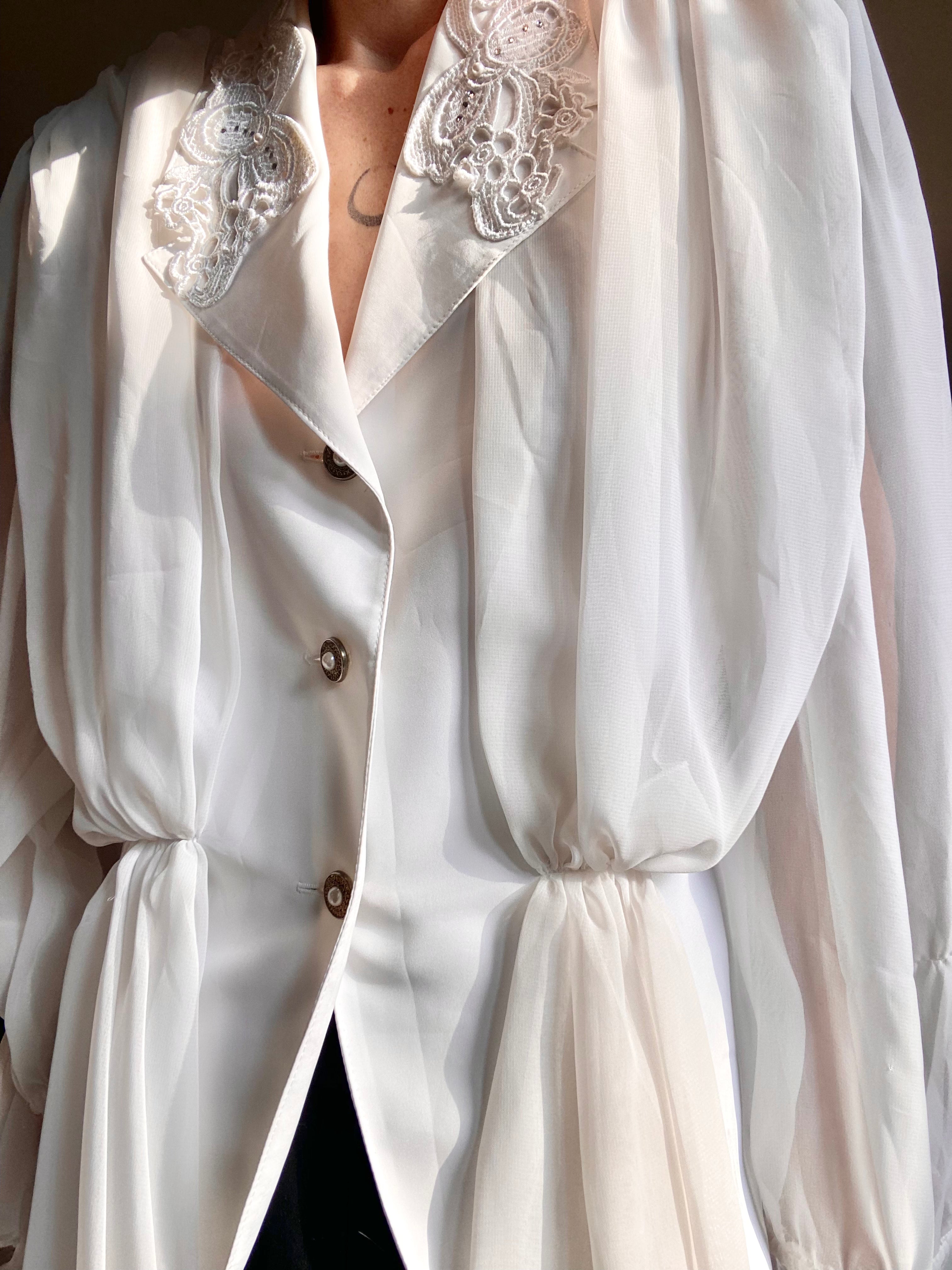 Blusa vittoriana con maniche a a pagoda e dettagli in pizzo