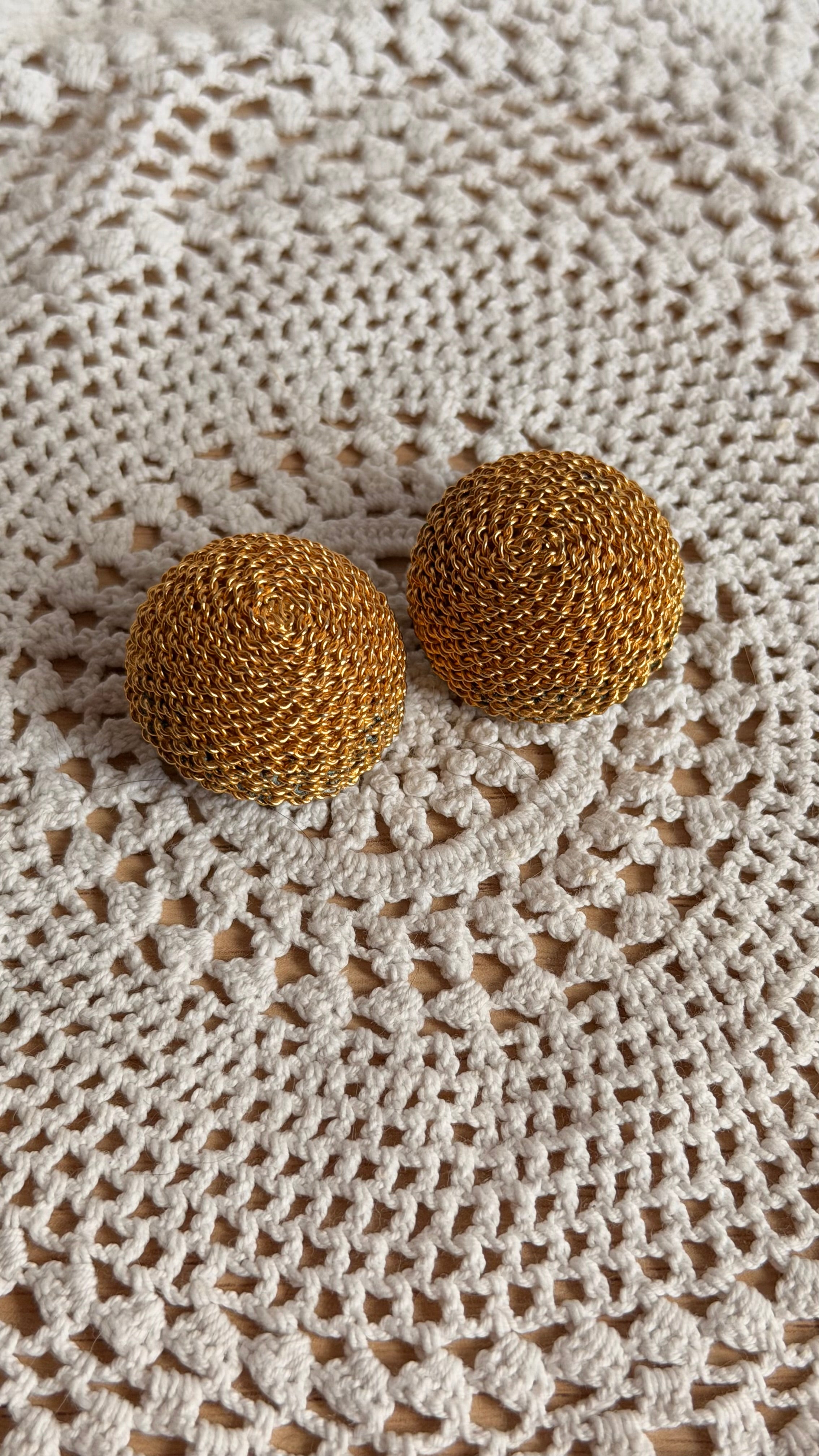 Orecchini a clip dorati a cupola