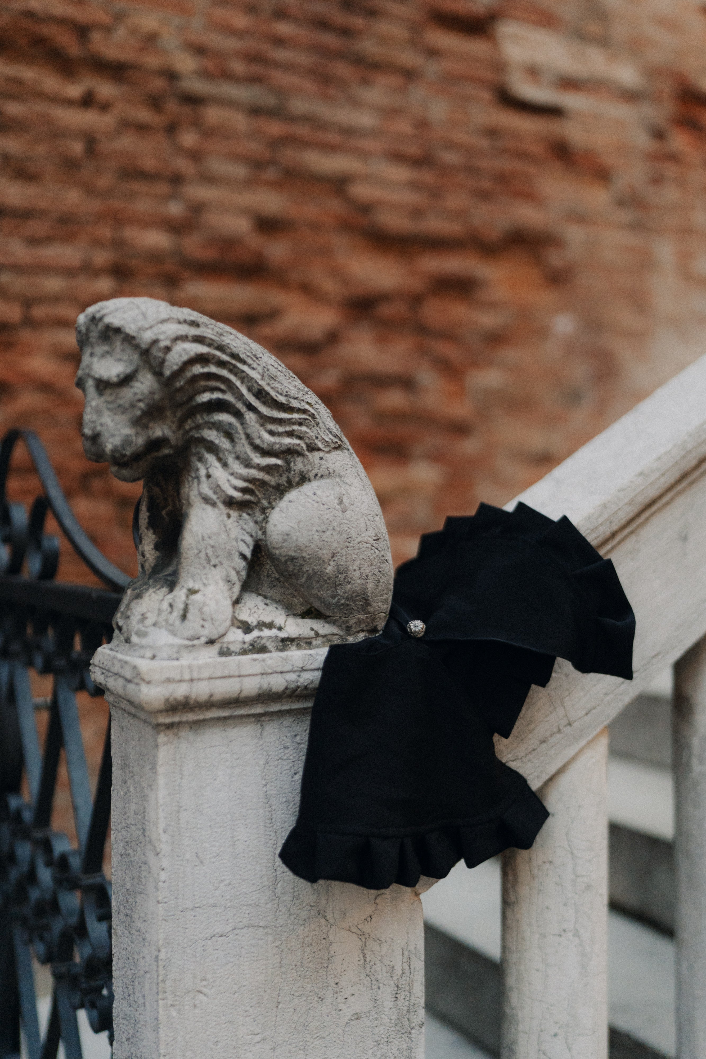 Colletto a punta a balze