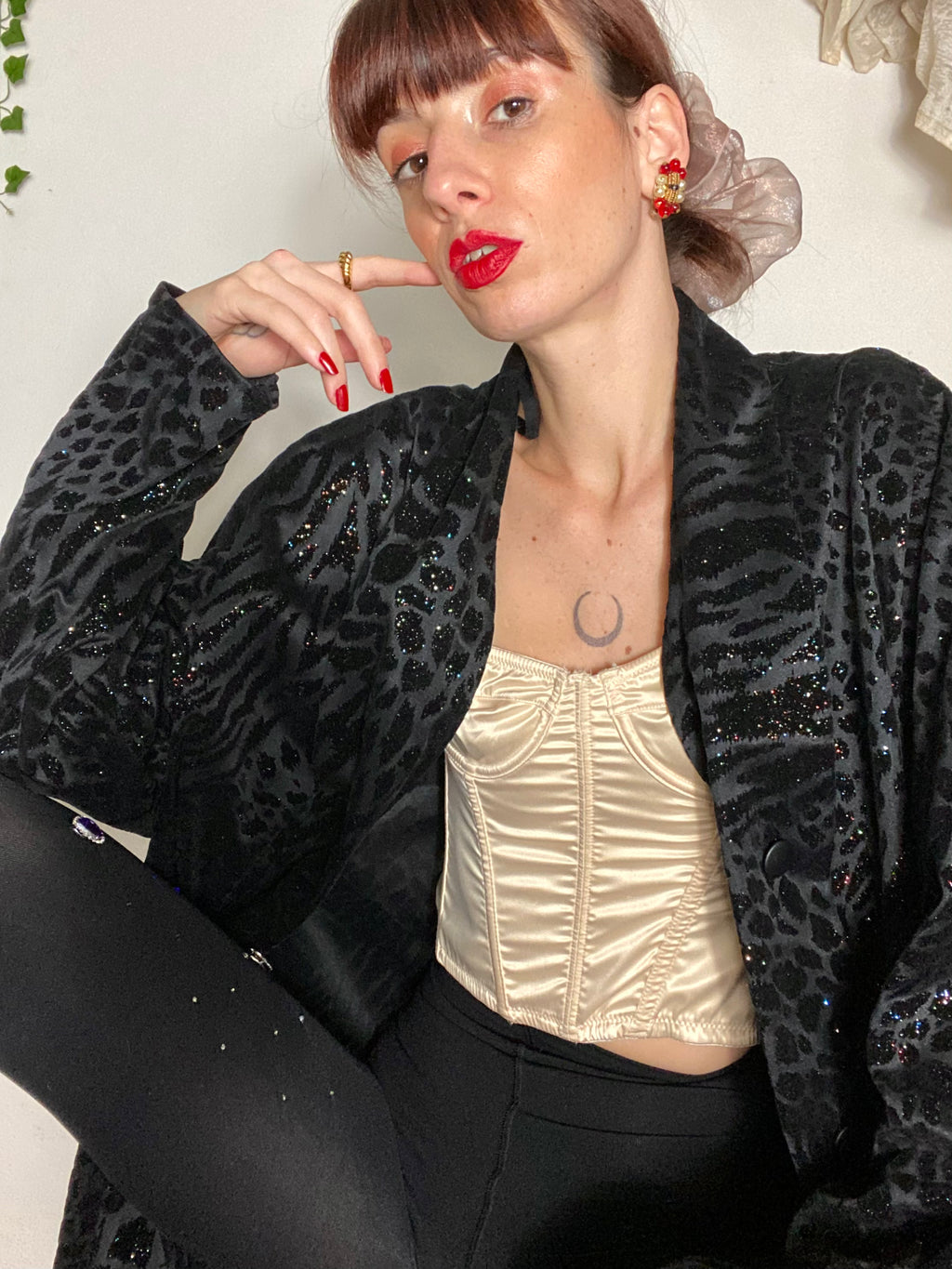 Blazer nero con dettagli maculati glitterati e collo sciallato