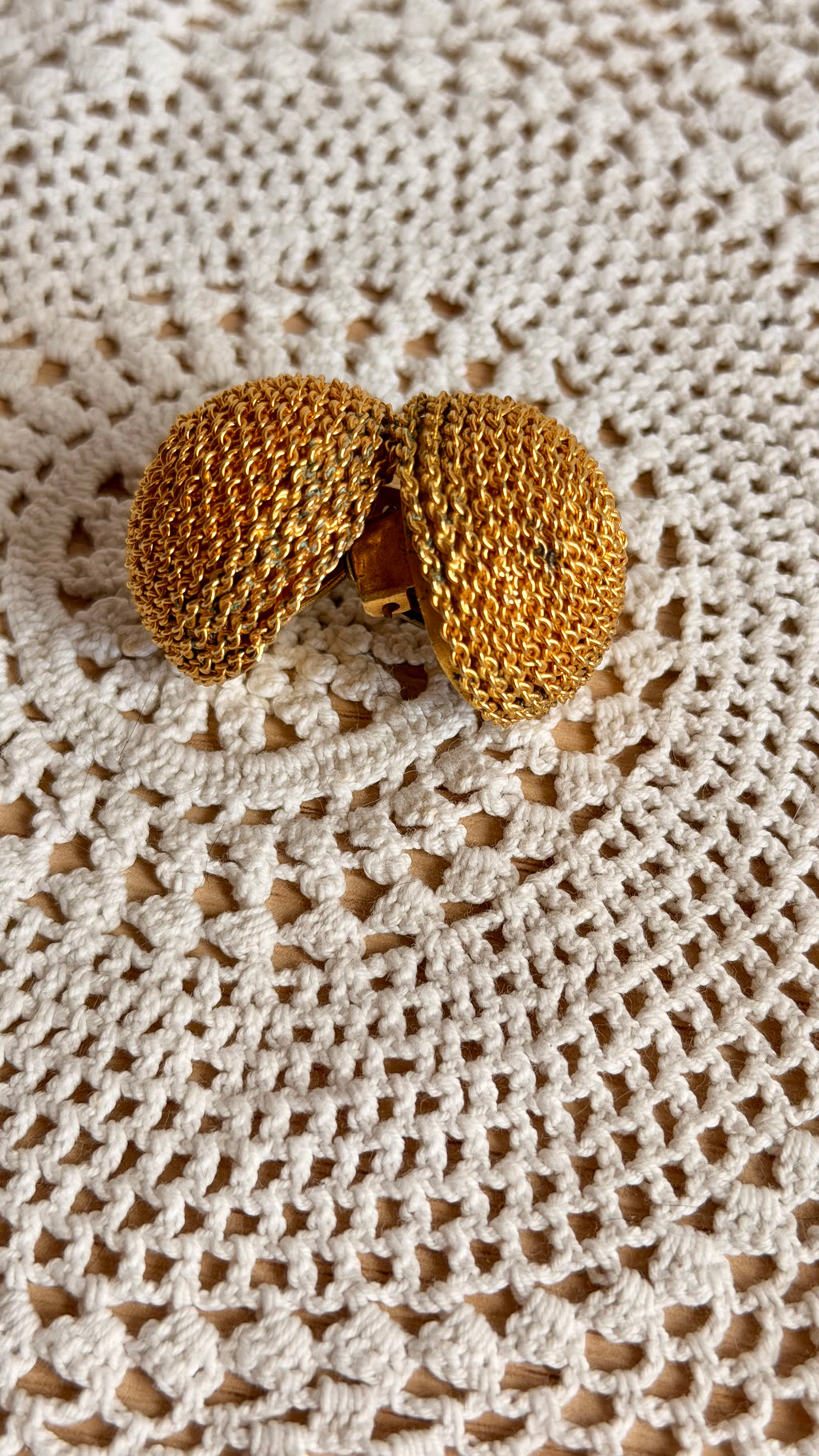 Orecchini a clip dorati a cupola