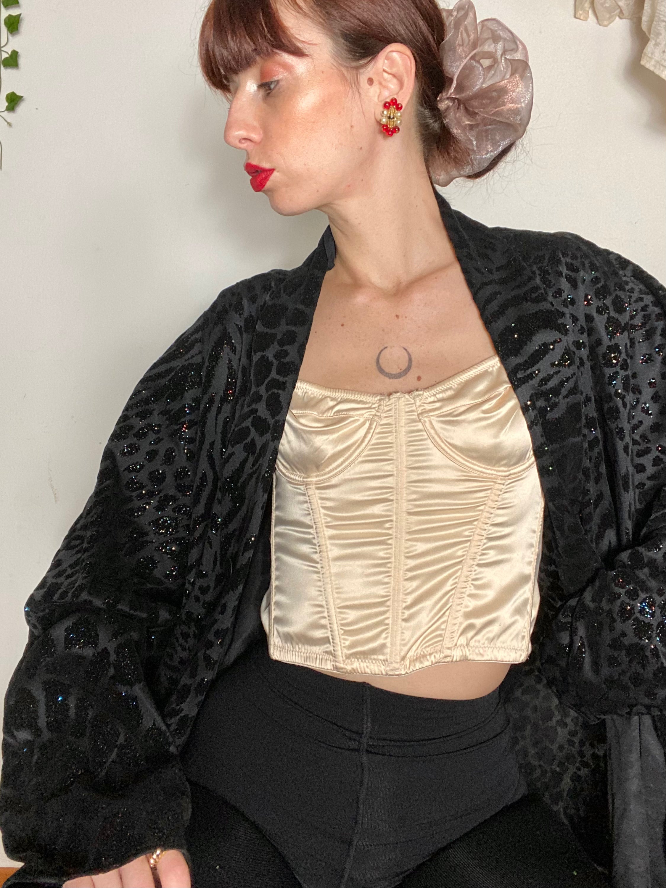 Blazer nero con dettagli maculati glitterati e collo sciallato