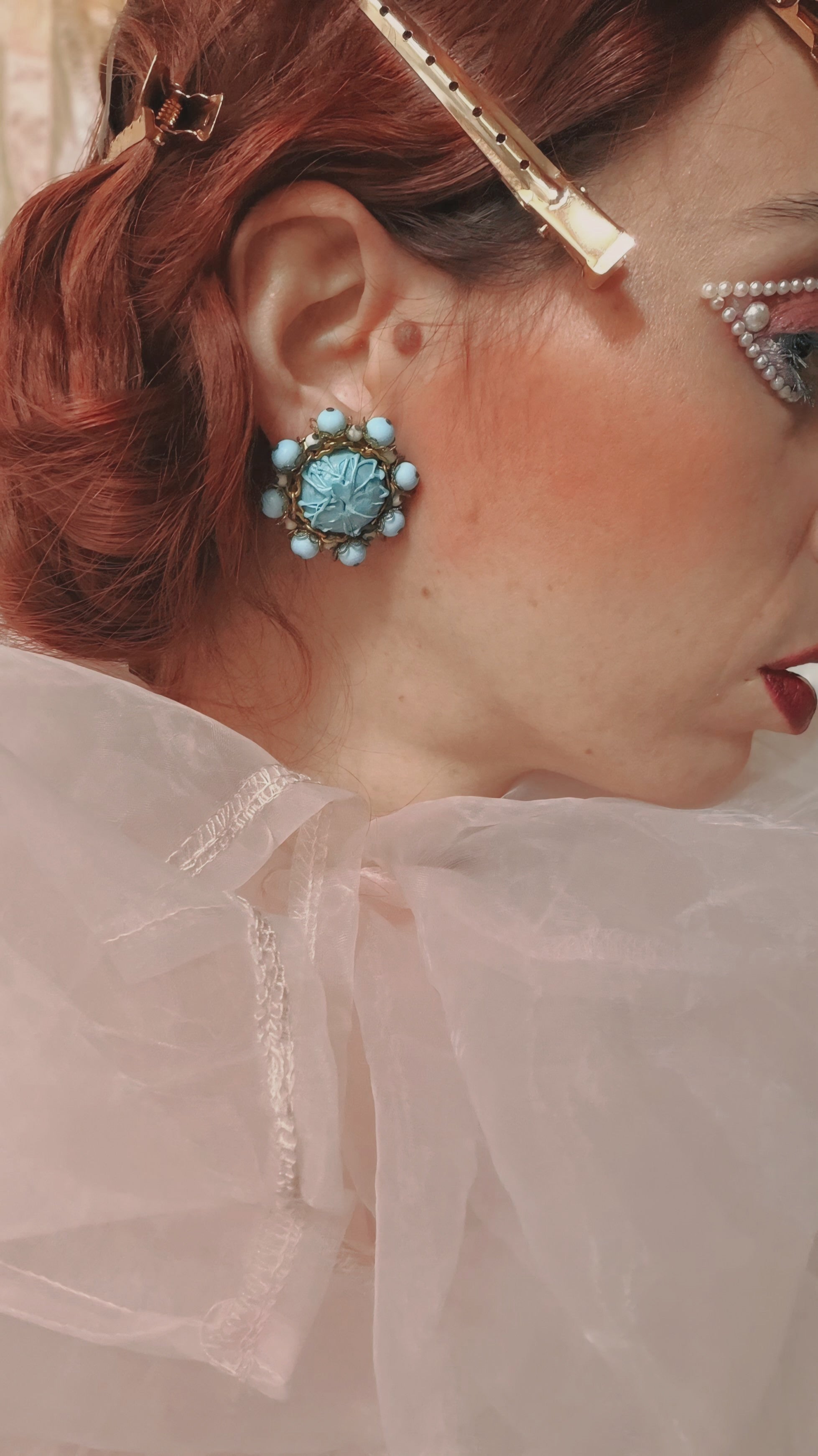 Orecchini a clip azzurri con cabochon inciso