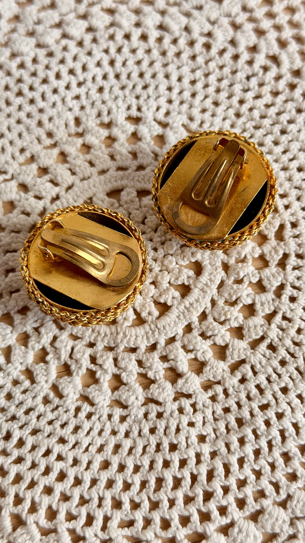 Orecchini a clip dorati a cupola