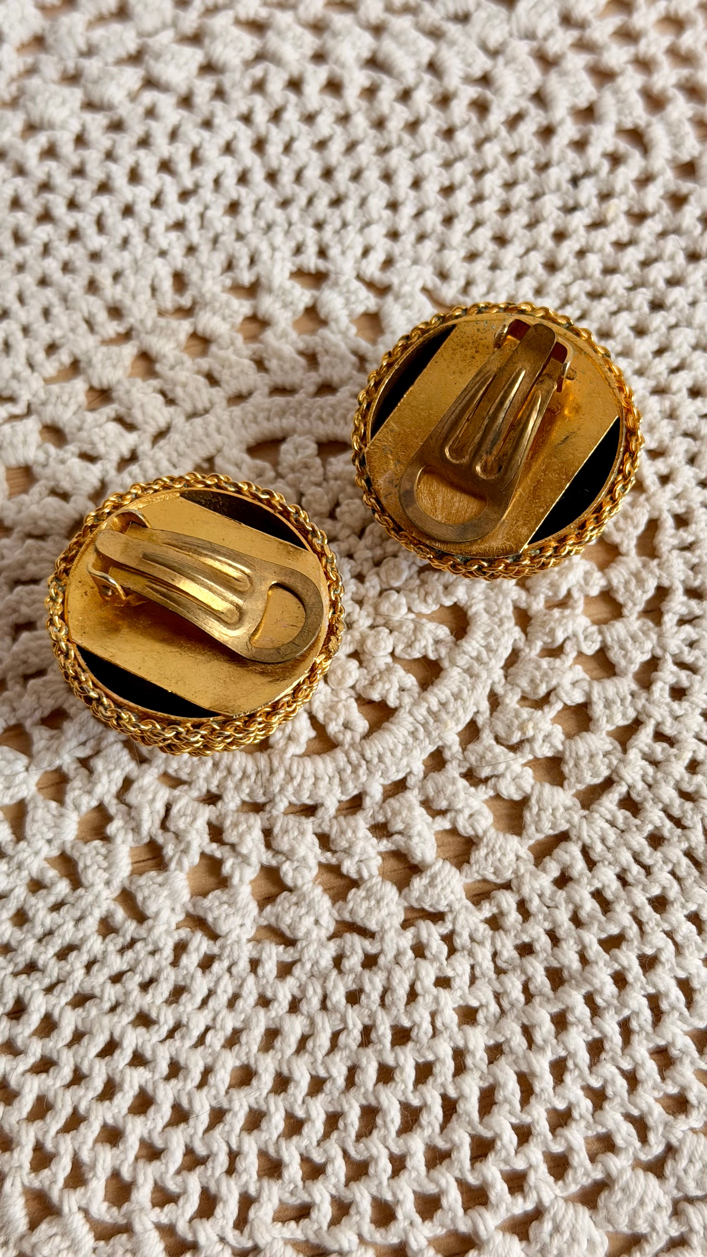 Orecchini a clip dorati a cupola