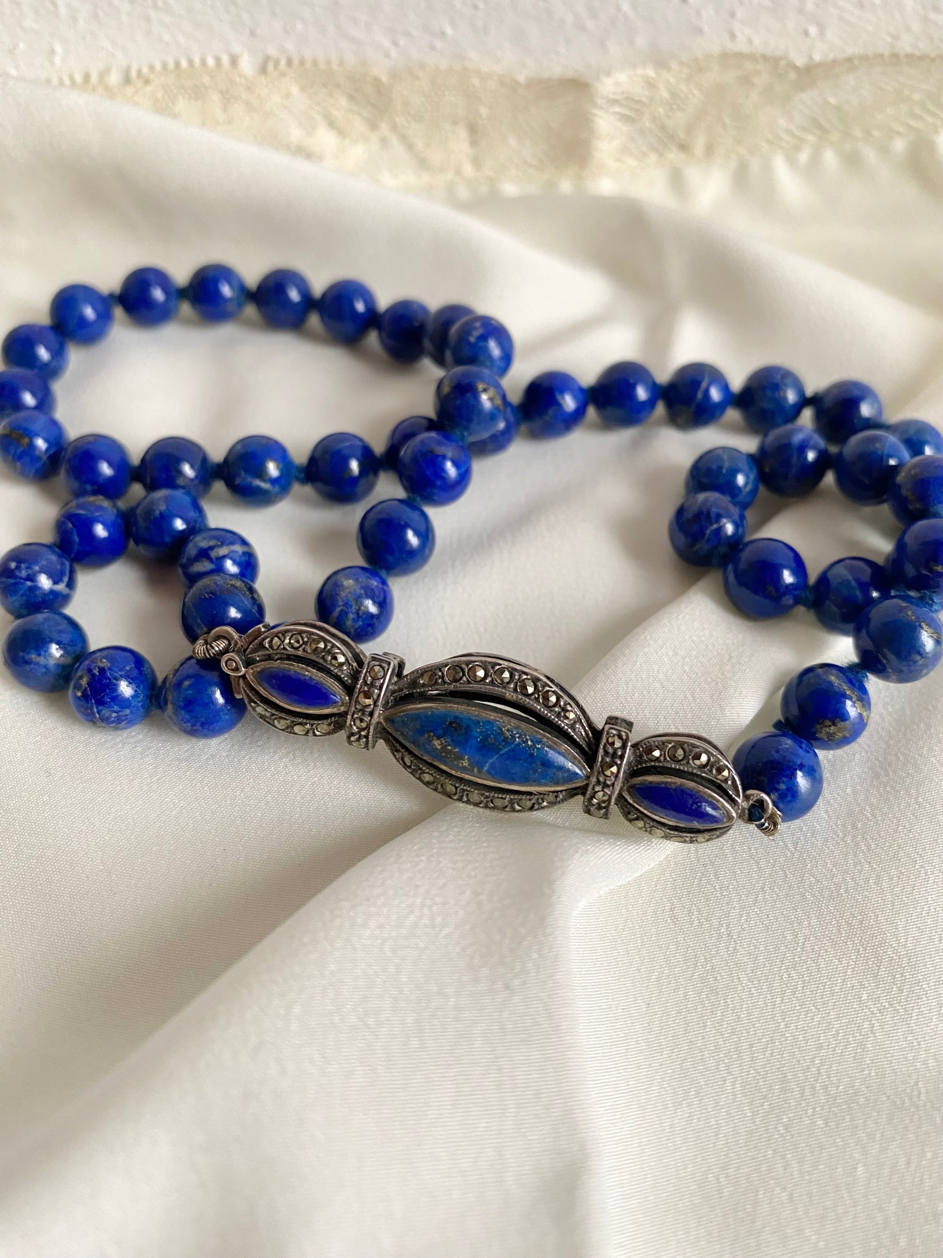 Collana in lapislazzuli con chiusura in pietra