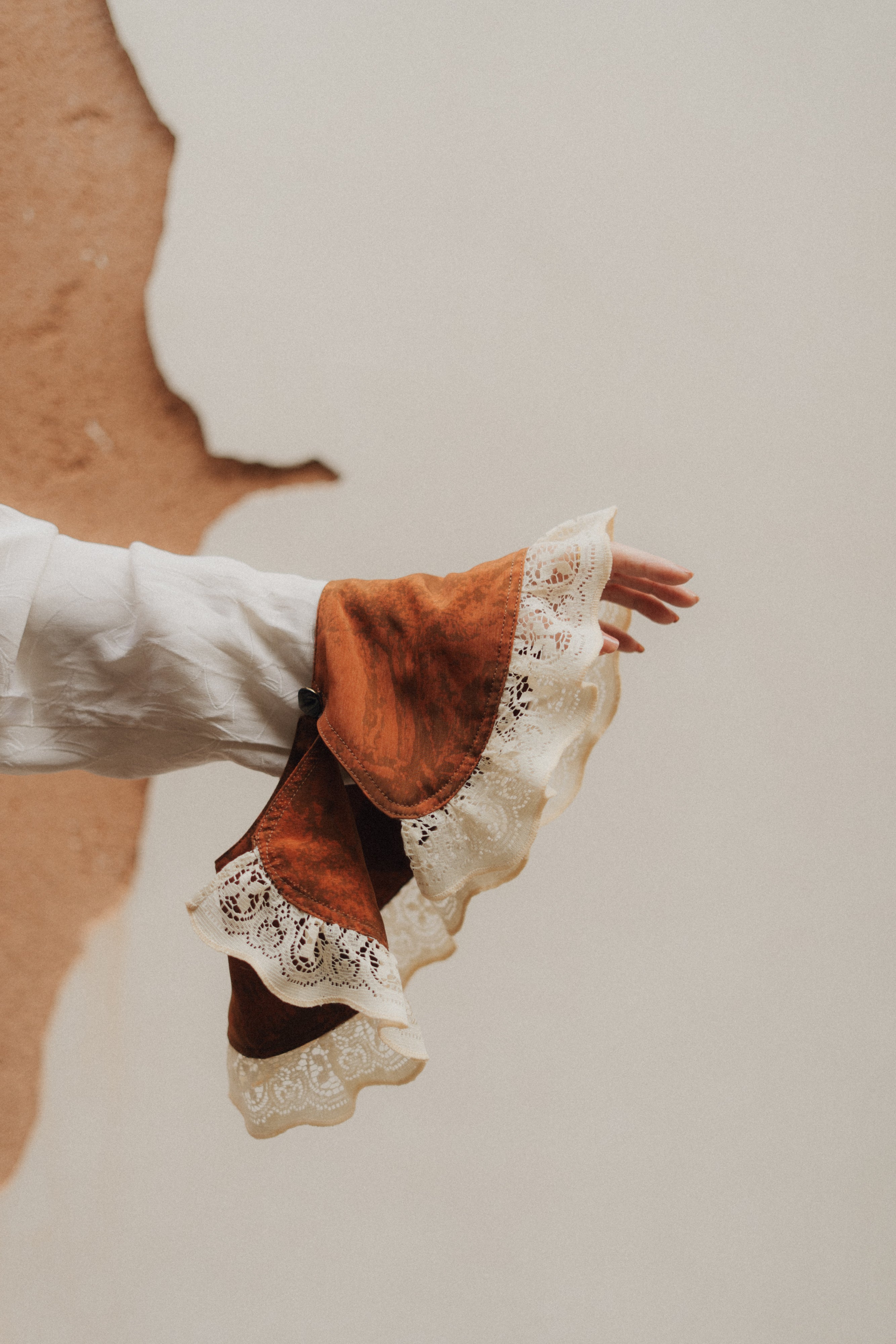 Colletto Peter Pan terracotta in seta e pizzo antico veneziano