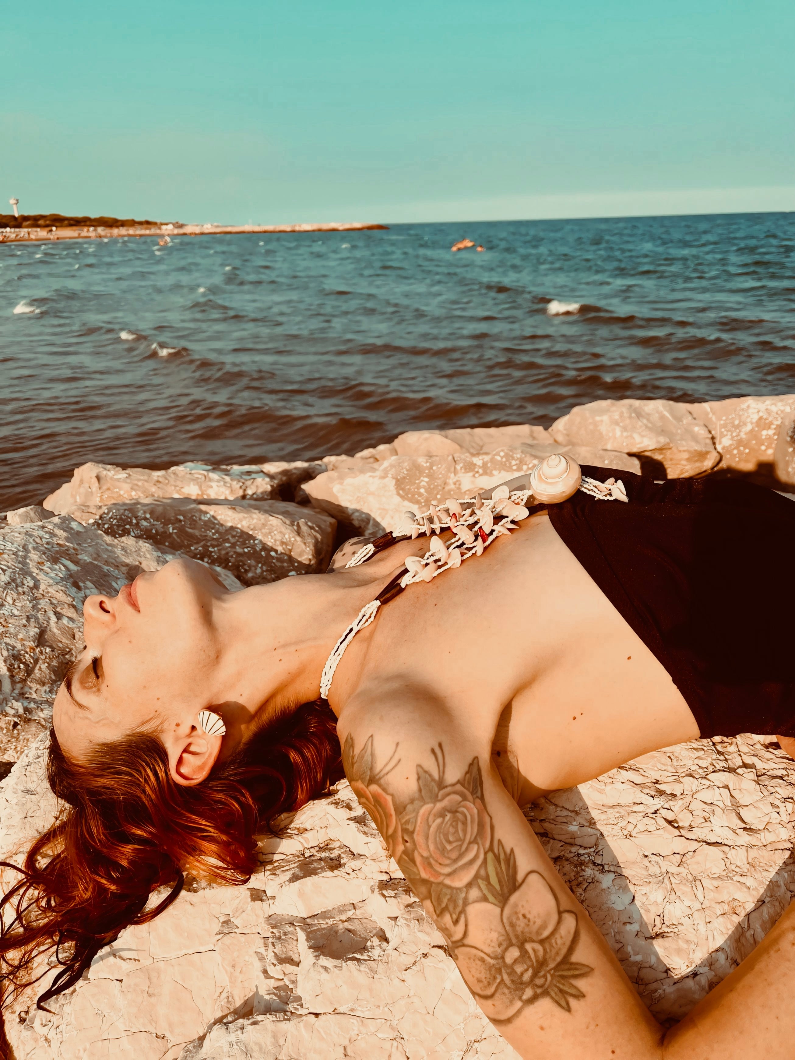 Marea collana con perle e conchiglie naturali