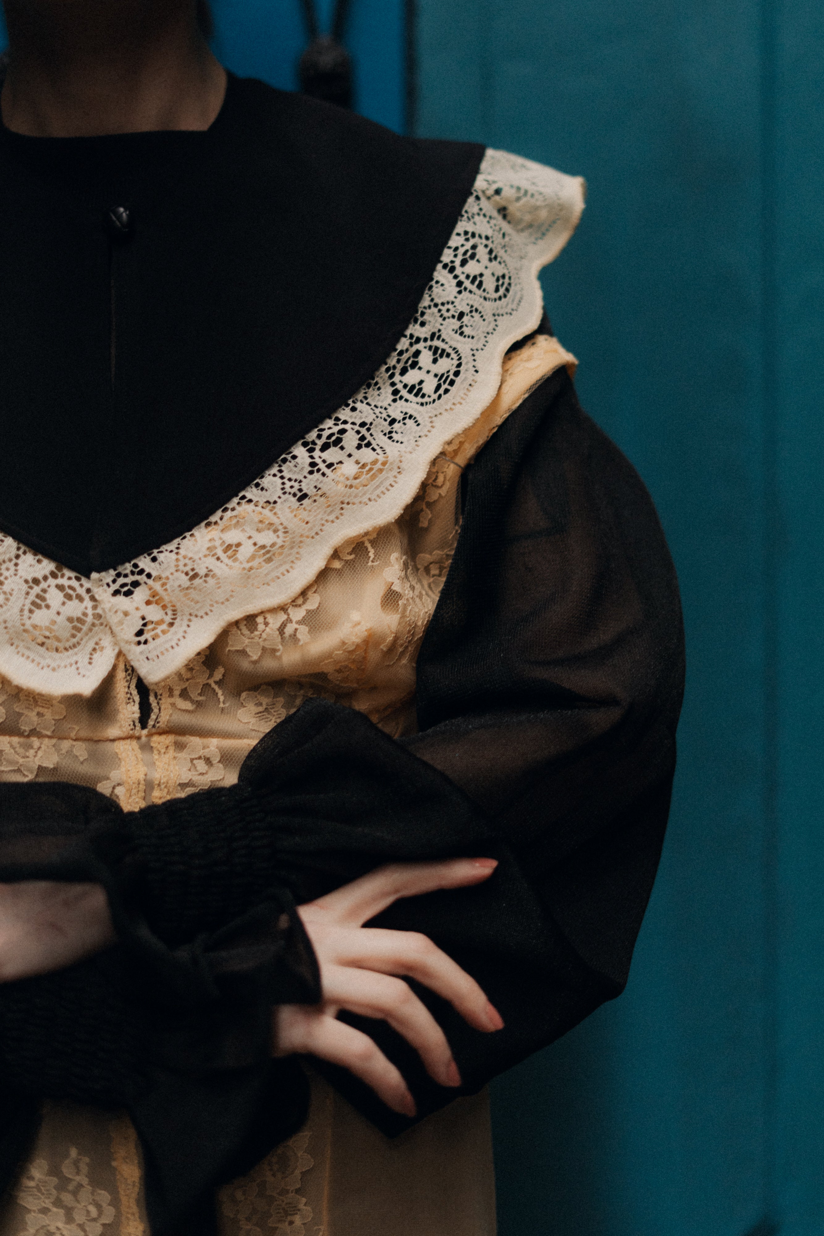 Pointed collar in silk and antique Venetian lace