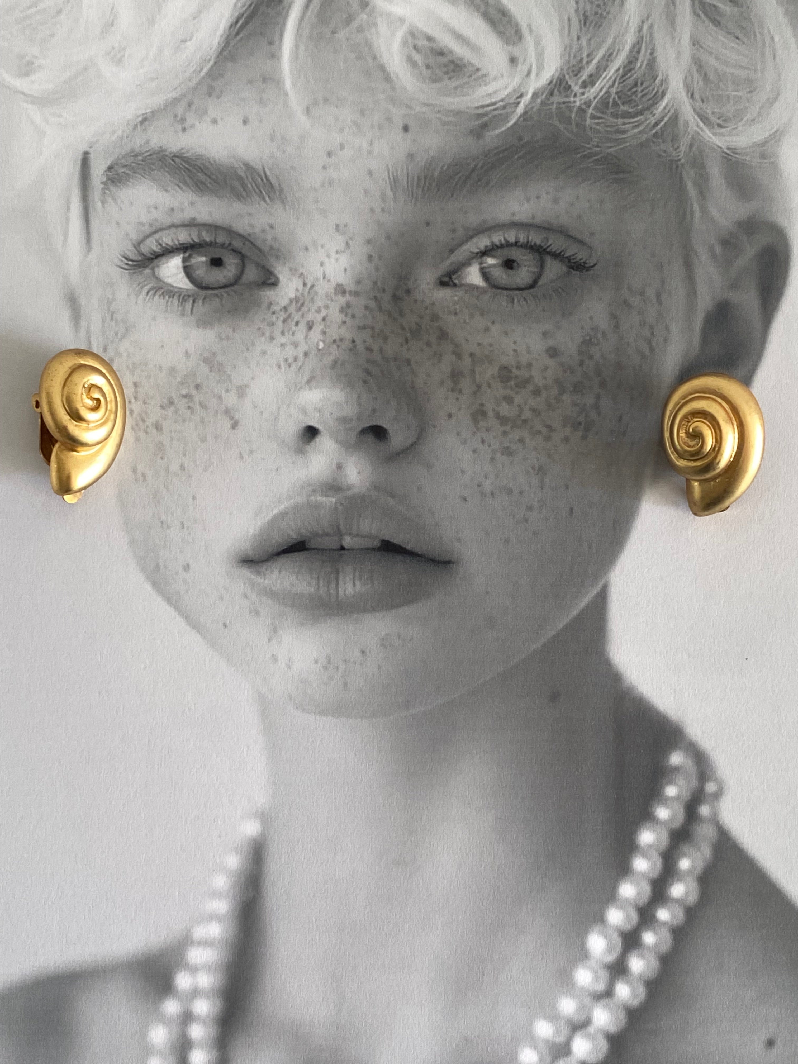 Leucotea orecchini a clip a conchiglia