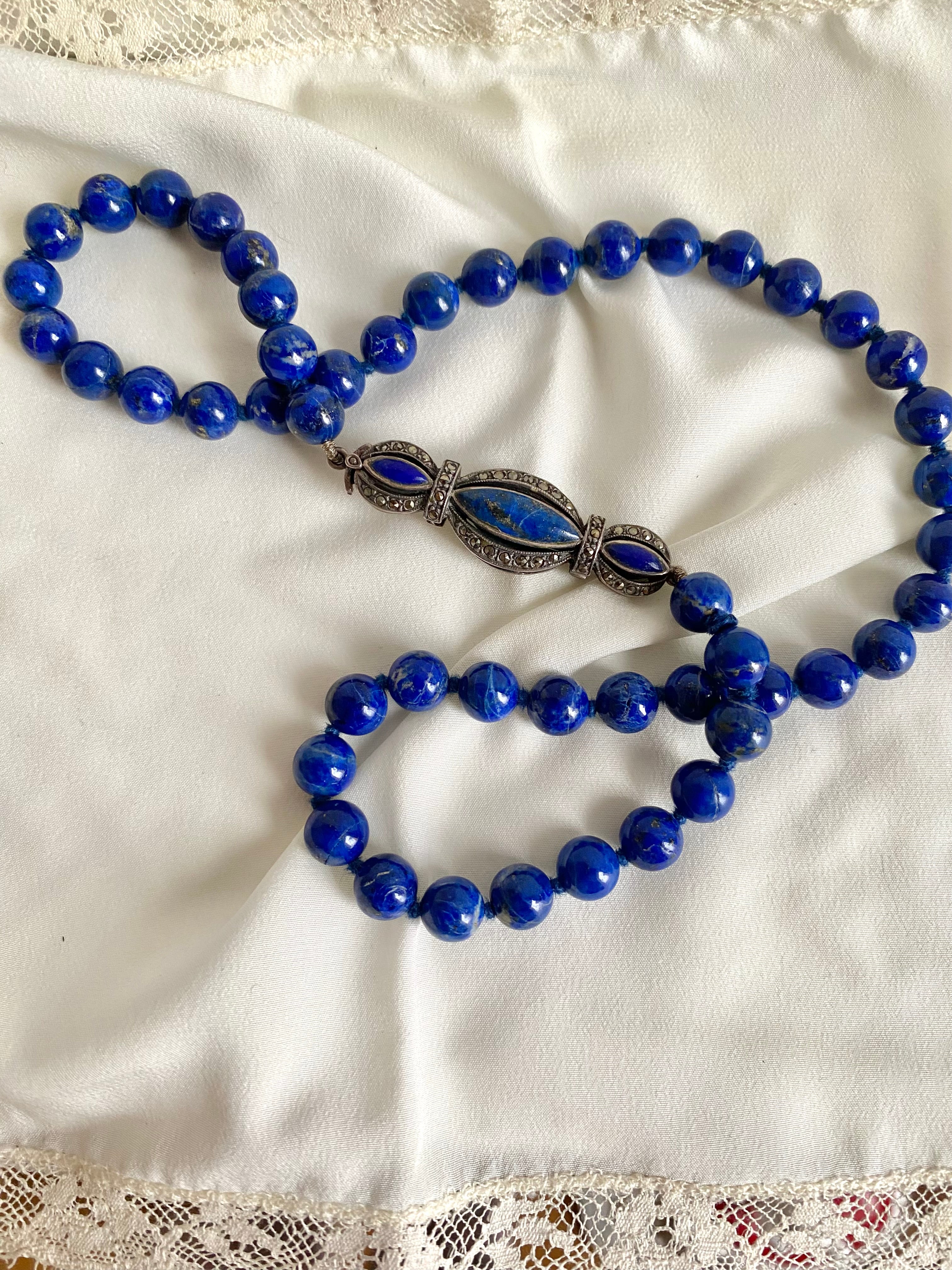 Collana in lapislazzuli con chiusura in pietra